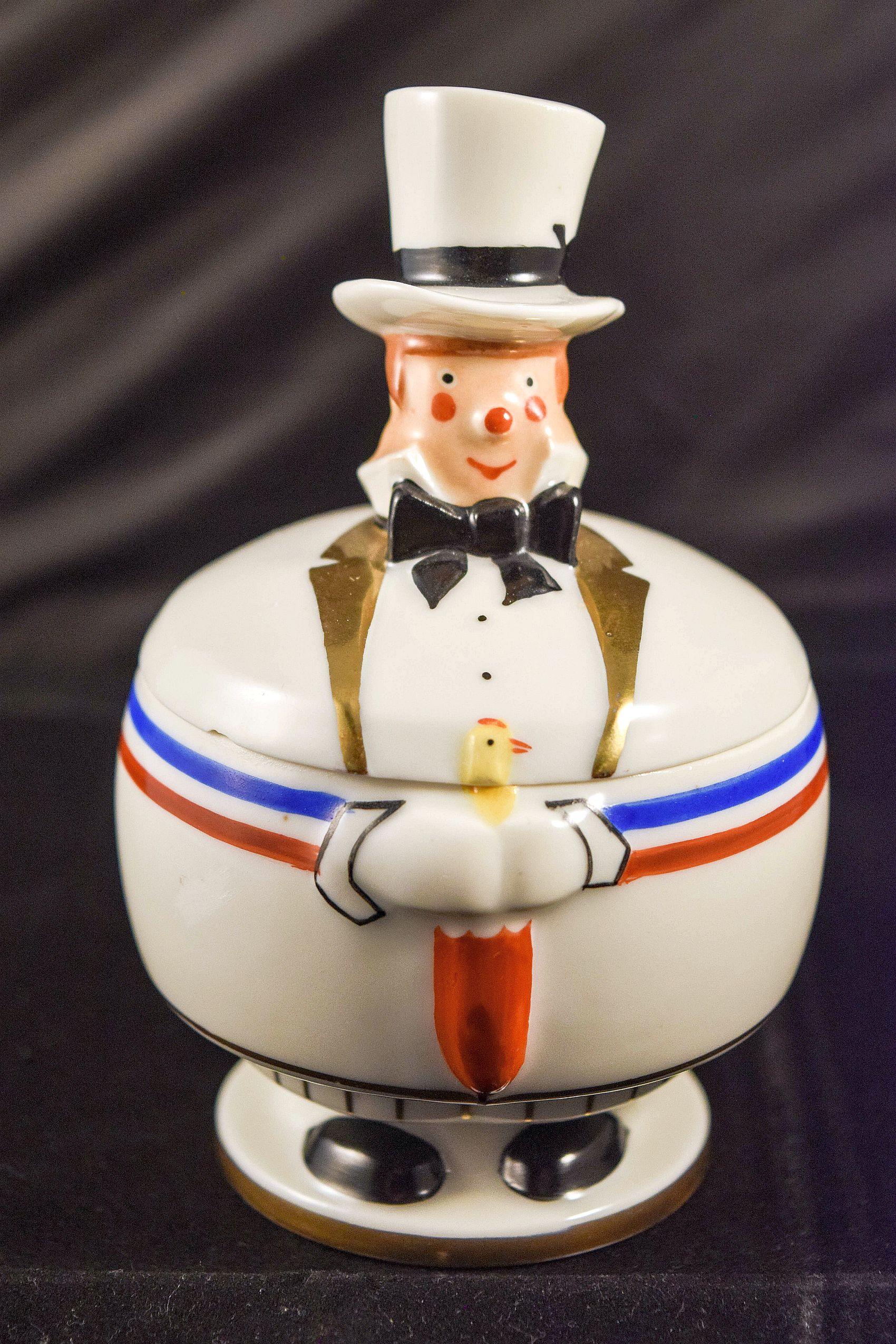 Grazioso vaso di porcellana ROBJ e coperchio
Consiglio del villaggio di Parigi dipinto a colori
e modellata come un Le Garde Champetre
Evidenziato in oro
firmato ROBJ Paris Made in France
Un piccolissimo morso (Chip) sul bordo della copertina
13 cm