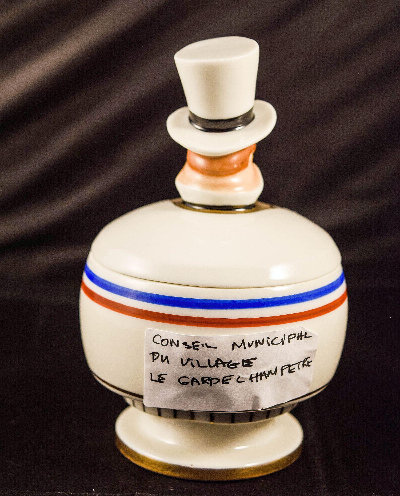 Art Déco ROBJ Paris Village consigliere Vaso e coperchio in porcellana Le Garde Champetre in vendita