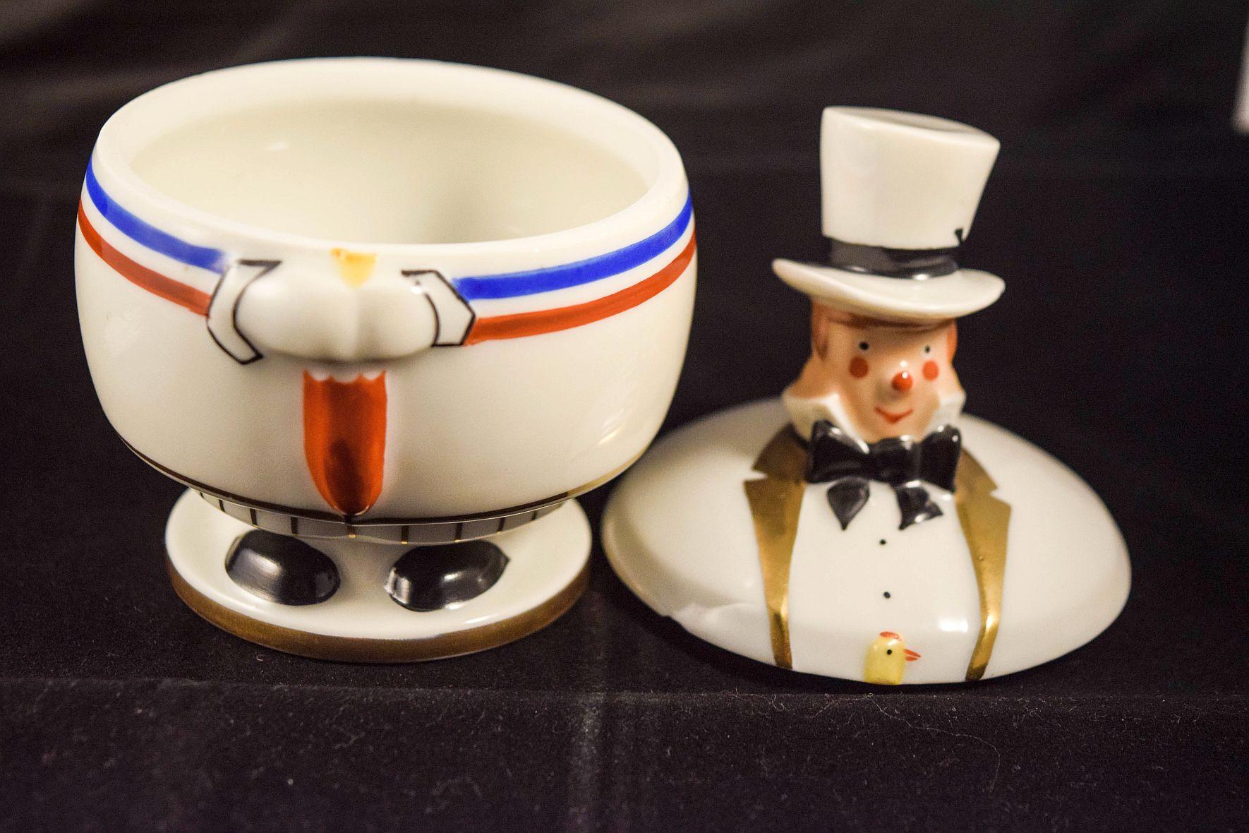 ROBJ Paris Village consigliere Vaso e coperchio in porcellana Le Garde Champetre In condizioni discrete in vendita a London, GB