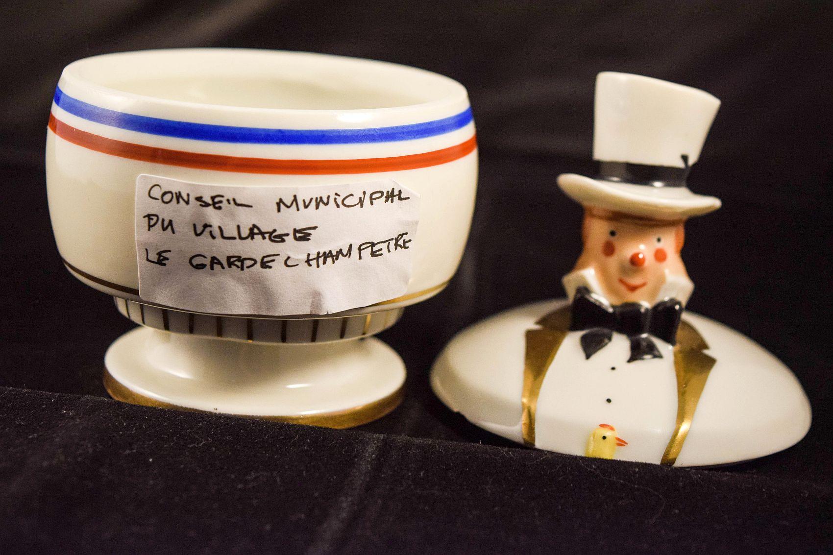 ROBJ Paris Village consigliere Vaso e coperchio in porcellana Le Garde Champetre in vendita 1