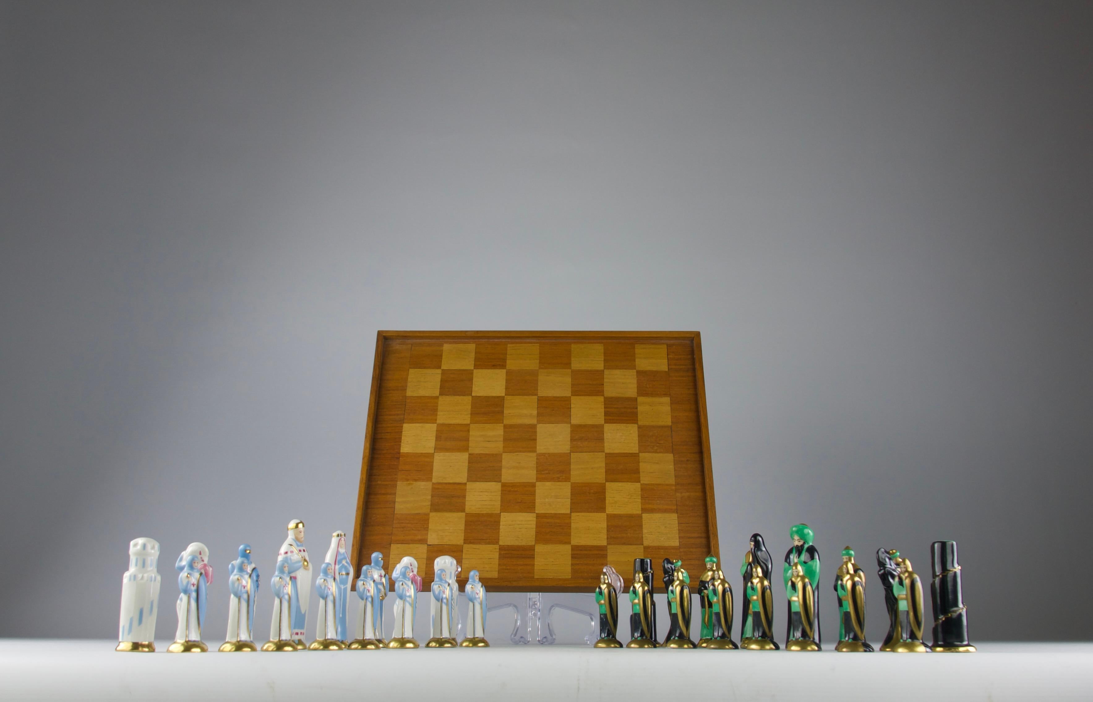 Superb and extremely rare ROBJ Templar and Saracen chess set from the French Art Deco Period circa 1930. 

Beautiful and comical detail on the pieces. Exotic wood chess board of origin. 

In very good condition.

Dimensions in cm ( H x L x l ) :
-
