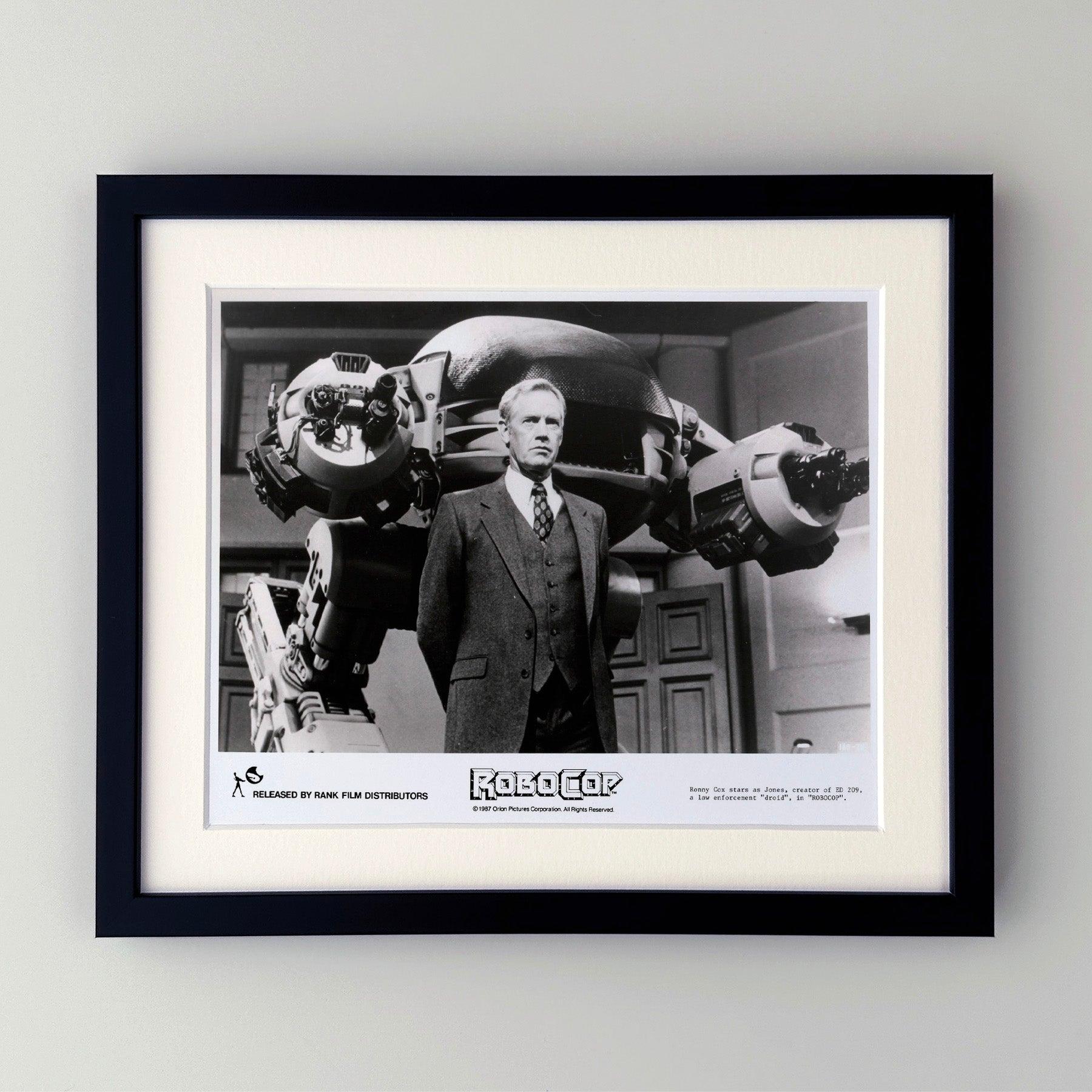 Photo publicitaire originale de 8x10 inches pour Robocop (1987) avec Peters Weller et réalisé par Paul Verhoeven.

Les photos de publicité (film/production) ont été créées pour aider les studios à promouvoir leurs nouveaux films. Les photos ont été