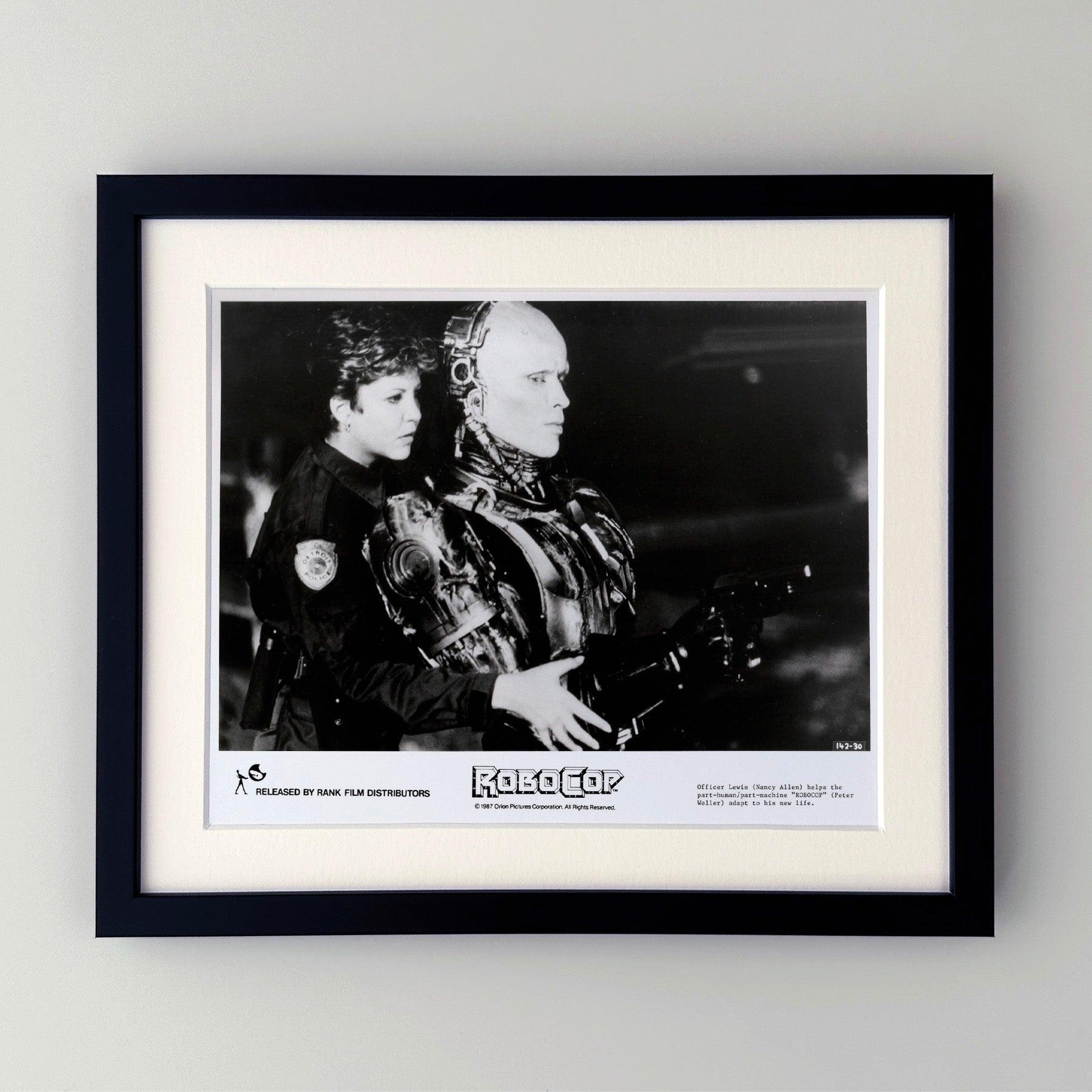 Photo publicitaire originale de 8x10 inches pour Robocop (1987) avec Peters Weller et réalisé par Paul Verhoeven.

Les photos de publicité (film/production) ont été créées pour aider les studios à promouvoir leurs nouveaux films. Les photos ont été