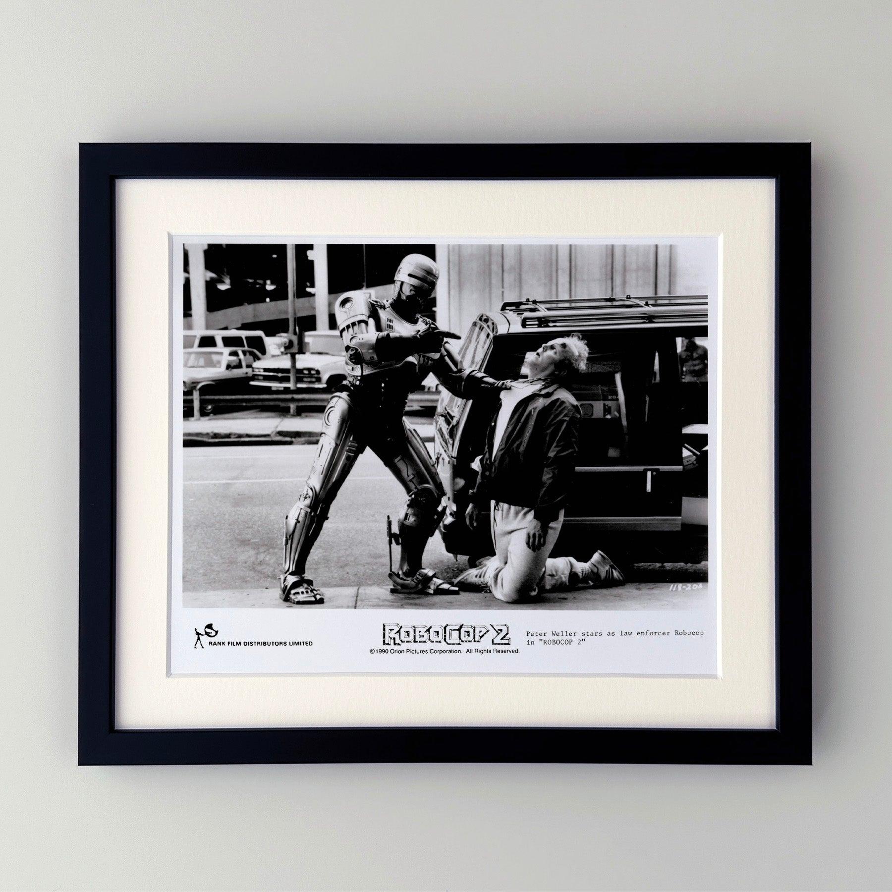 Photo publicitaire originale de 8x10 inches pour Robocop 2 (1990) avec Peter Weller.

Les photos de publicité (film/production) ont été créées pour aider les studios à promouvoir leurs nouveaux films. Les photos ont été incluses dans les dossiers de