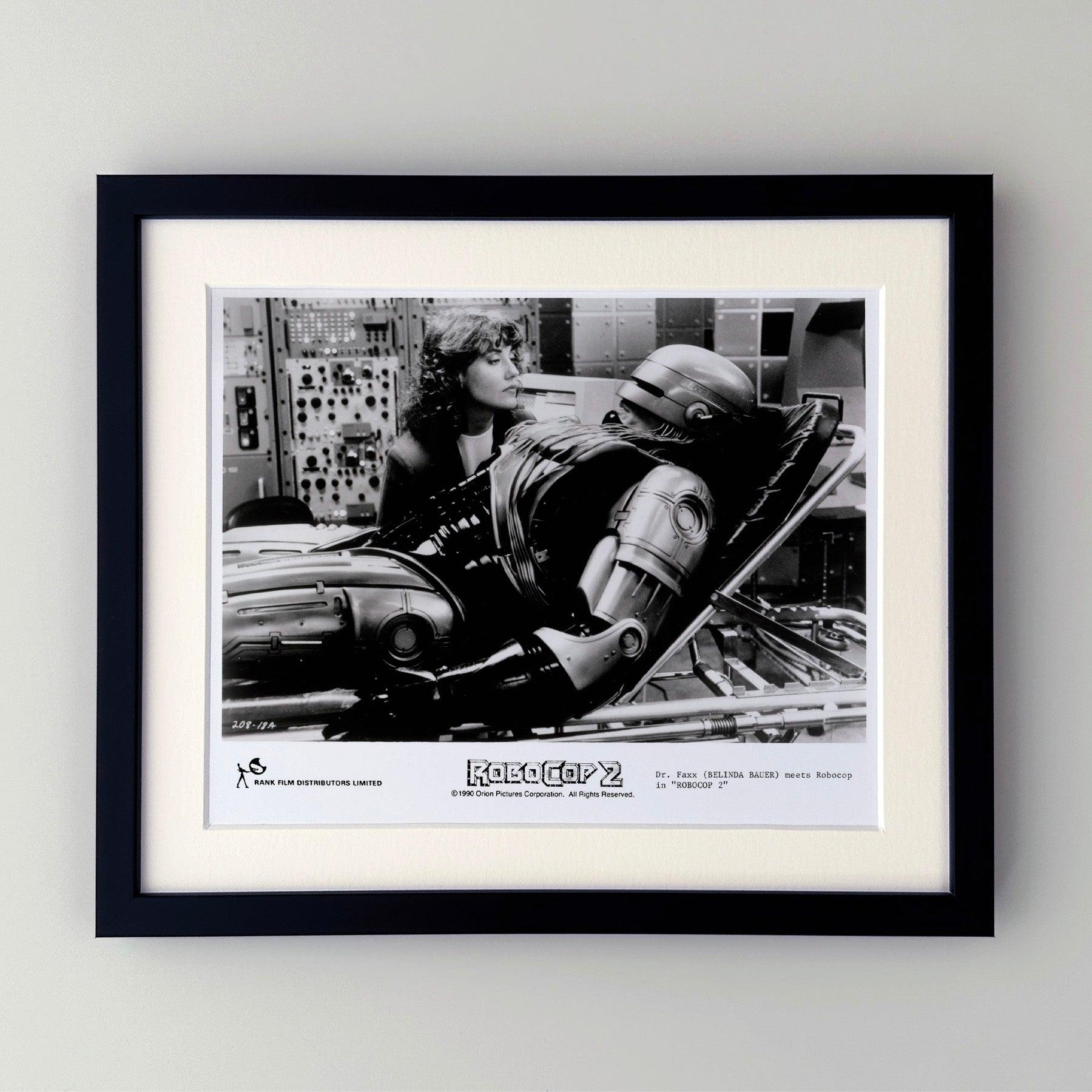 Photo publicitaire originale de 8x10 inches pour Robocop 2 (1990) avec Peter Weller.

Les photos de publicité (film/production) ont été créées pour aider les studios à promouvoir leurs nouveaux films. Les photos ont été incluses dans les dossiers de