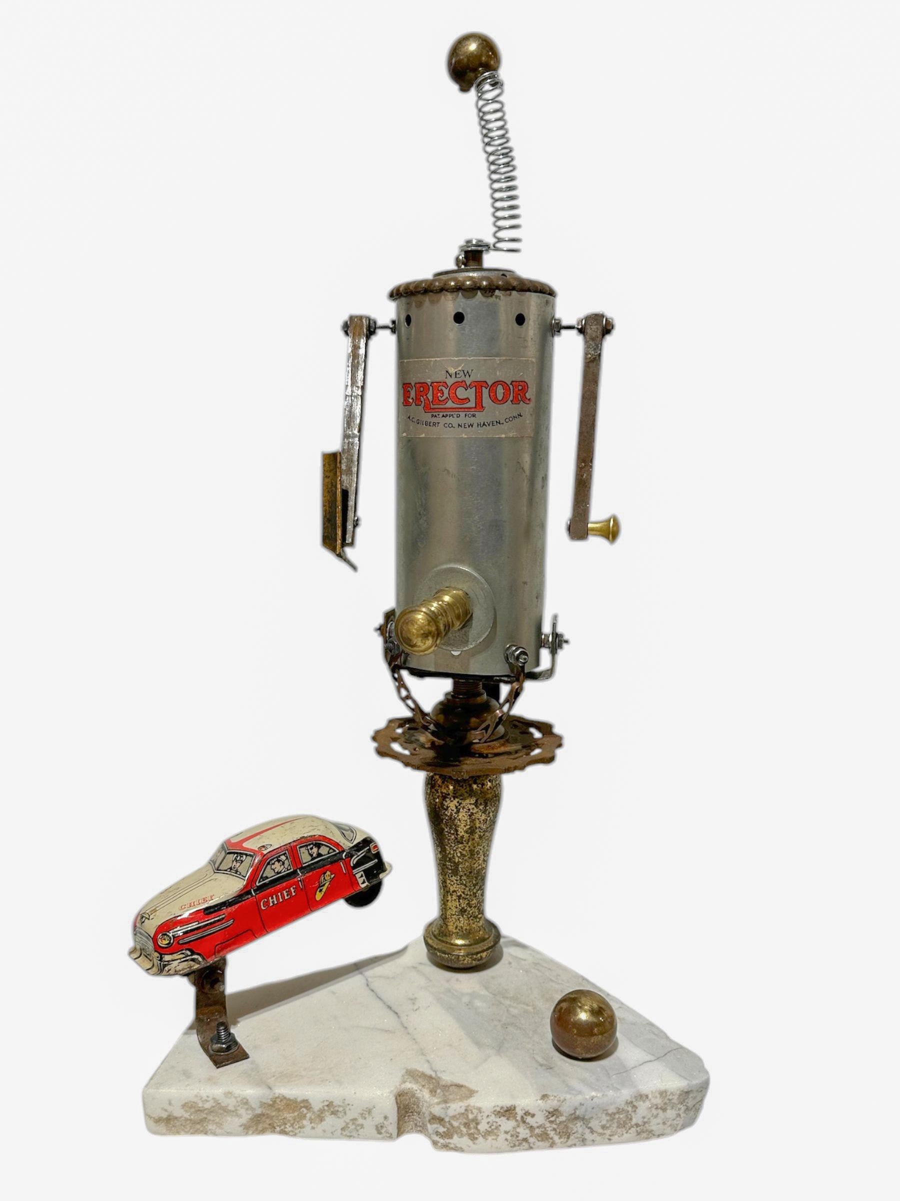 L'artista autodidatta John Seubert, alias John Dolly, utilizza gli oggetti che scopre mentre ristruttura le vecchie case di Chicago. Questo pezzo è realizzato con oggetti trovati e recuperati, tra cui un giocattolo Erector Set da bambino.  L'artista