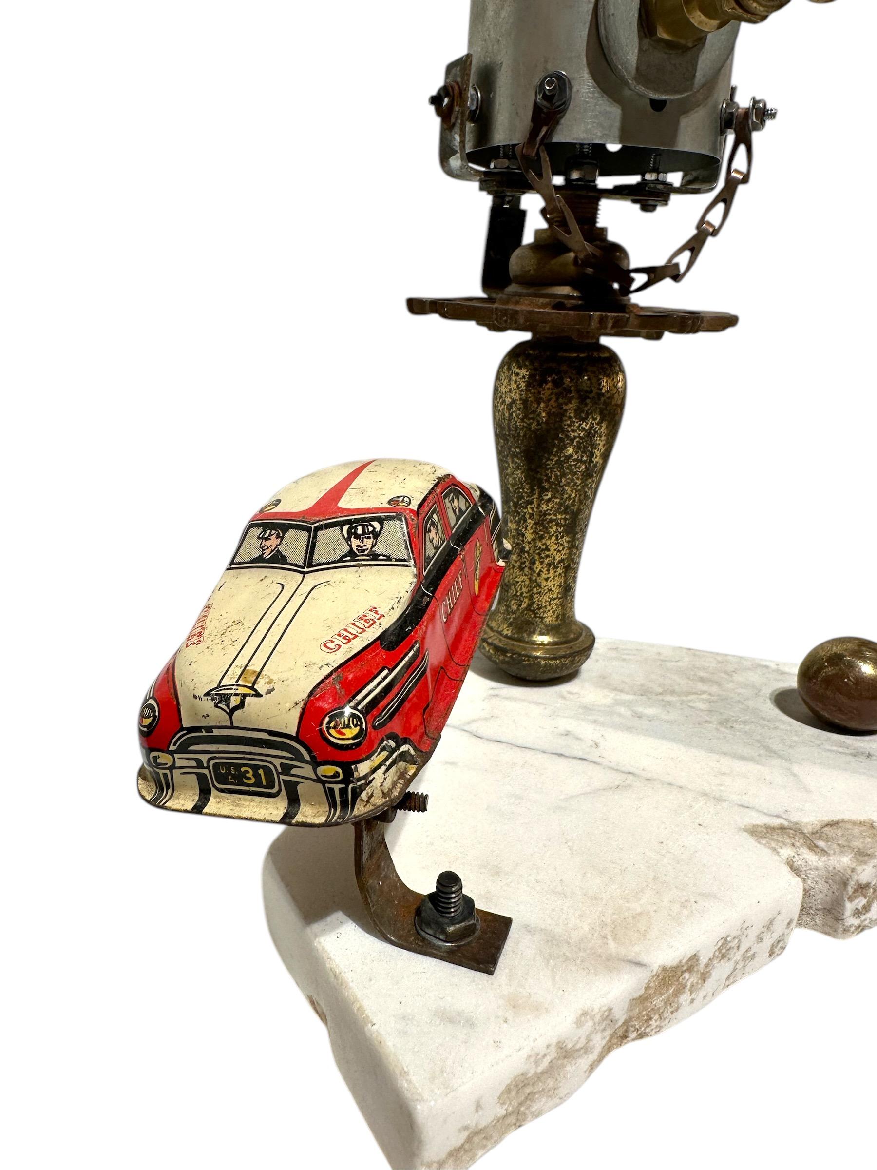 Robot 2, scultura di oggetti trovati con parti di giocattoli iconici per bambini in vendita 1