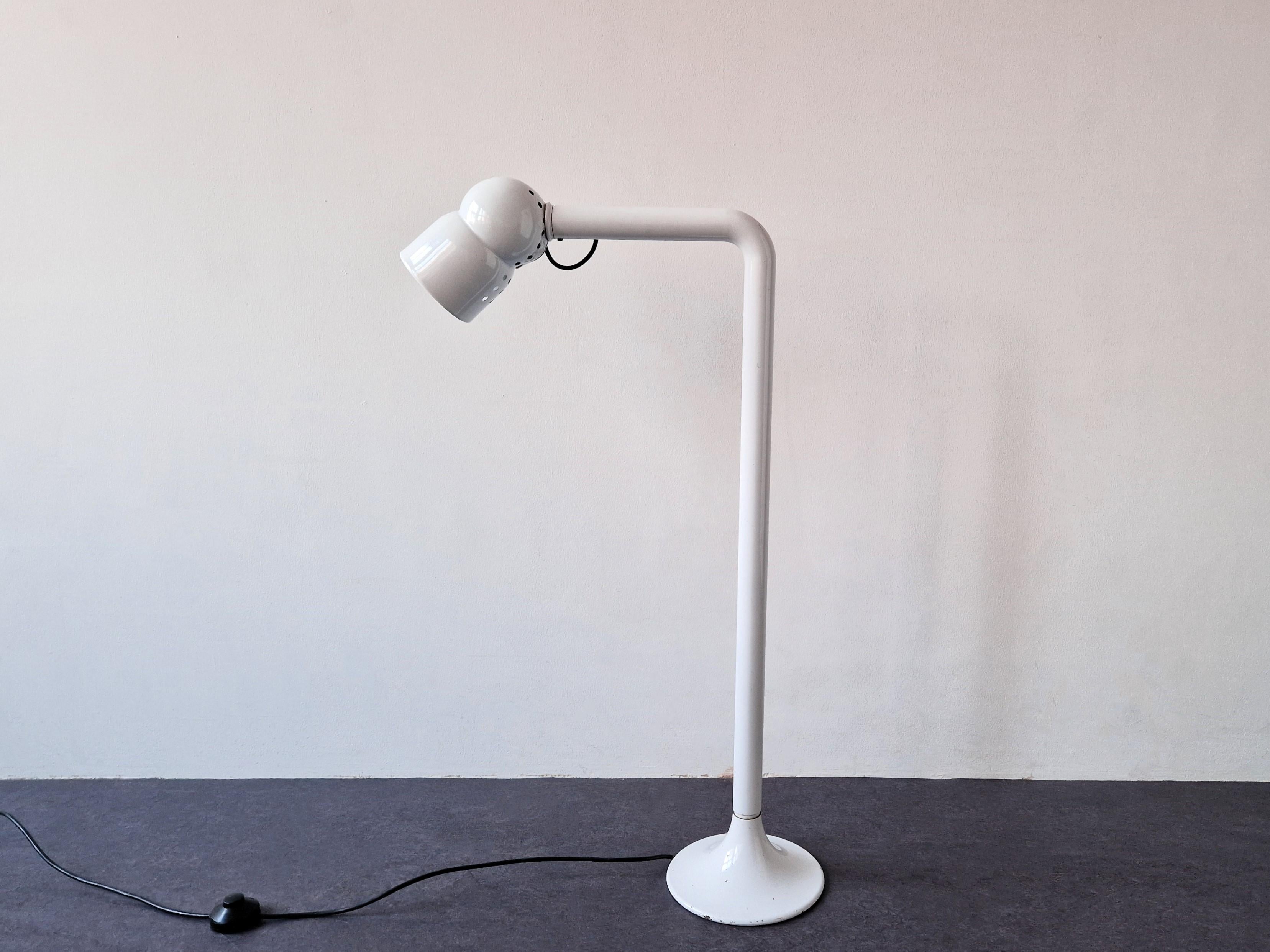 This 'Robot' (model 2135) floor lamp was designed by Elio Martinelli and manufactured by Martinelli Luce in 1966. The lamp is made out of white lacquered metal and has an adjustable shade that can also swivel on the base. The lamp can be switched