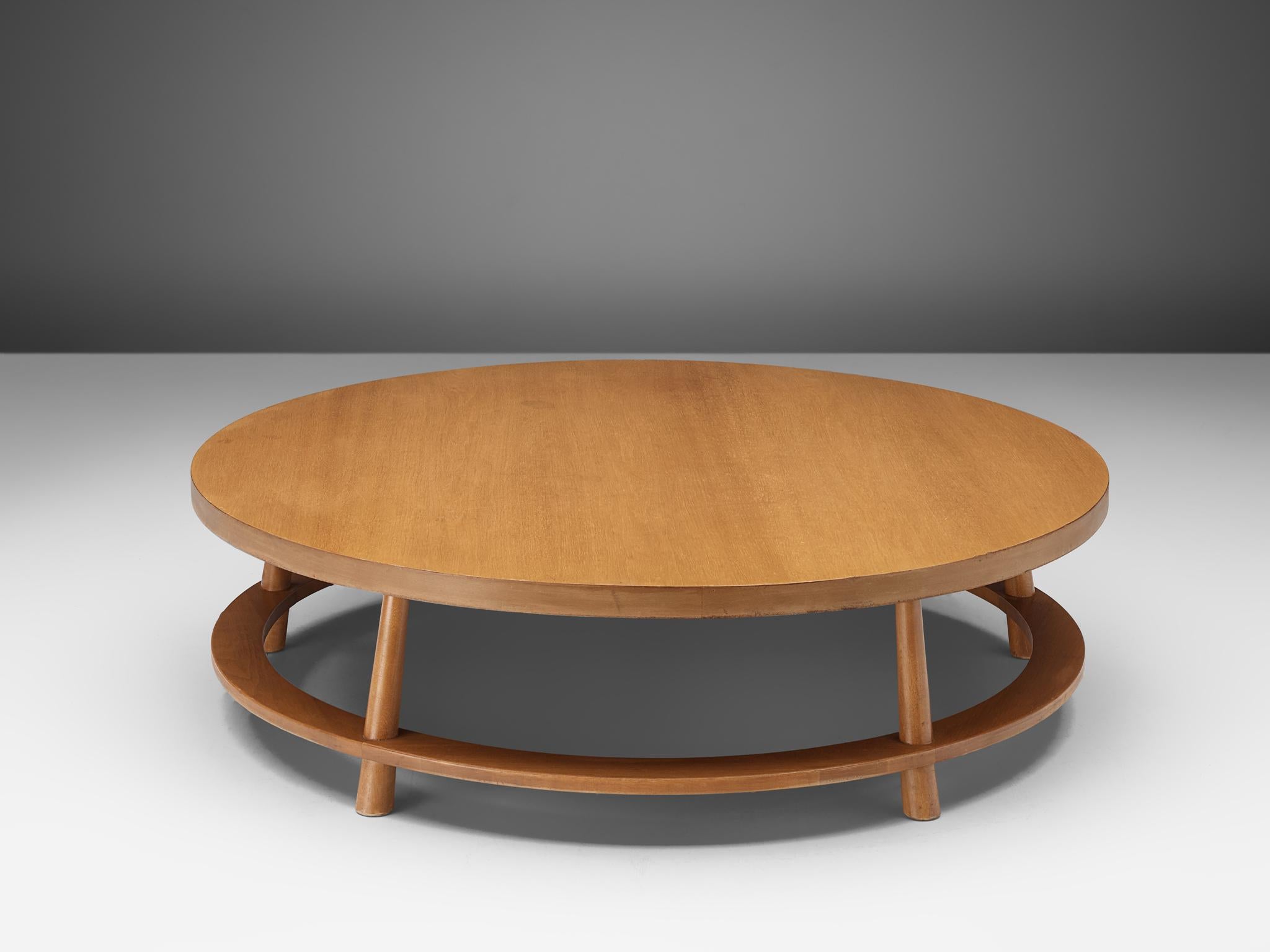 Robsjohn-Gibbings for Widdicomb, coffee table '48', walnut, United States, 1948.

This round coffee table is designed by Robsjohn-Gibbings for Widdicomb in 1948. The table features a solid walnut frame and a walnut top. It stands on five conical