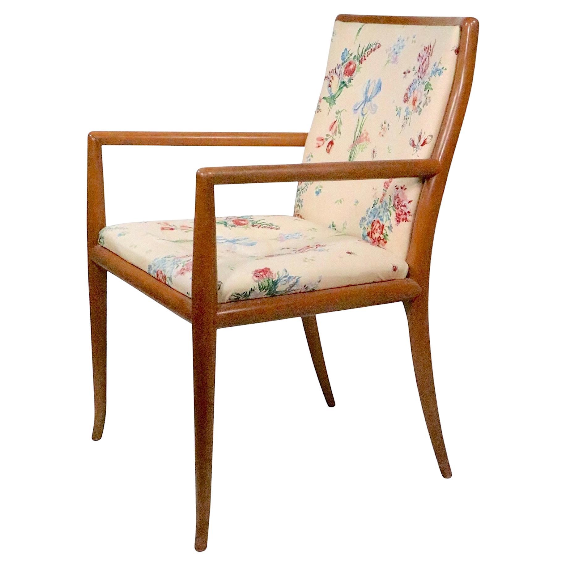 Fauteuil de style chic et voguish par AT&T. CIRCA. pour Widdicomb, vers les années 1950.
 La chaise présente le cadre exposé classique de Robsjohn, composé d'éléments en bois rond gracieusement sculptés, avec une assise et un dossier rembourrés. Cet