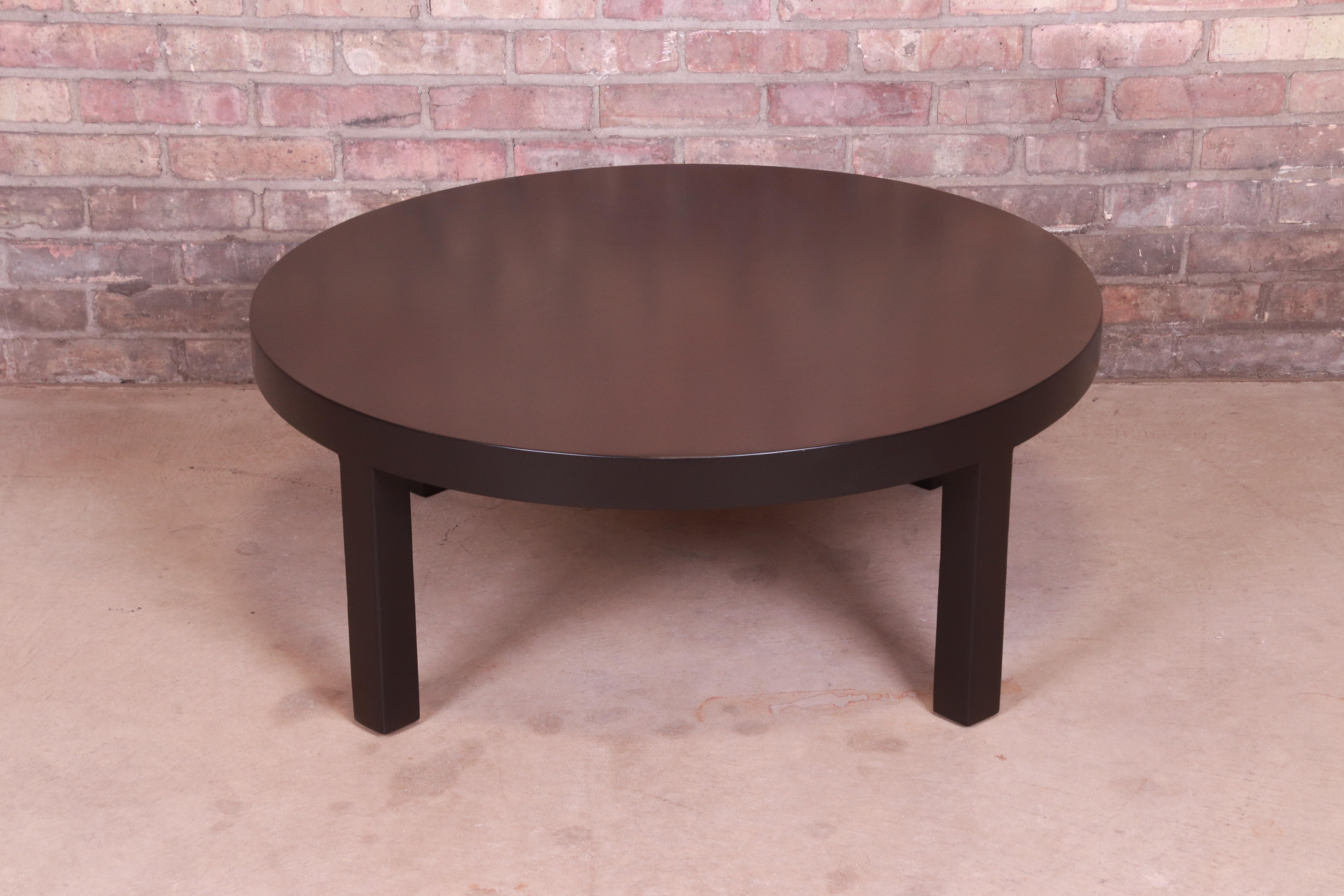 A gorgeous Mid-Century Modern black lacquered walnut coffee or cocktail table

By T.H. Robsjohn-Gibbings for Widdicomb

USA, 1950s

Measures: 36