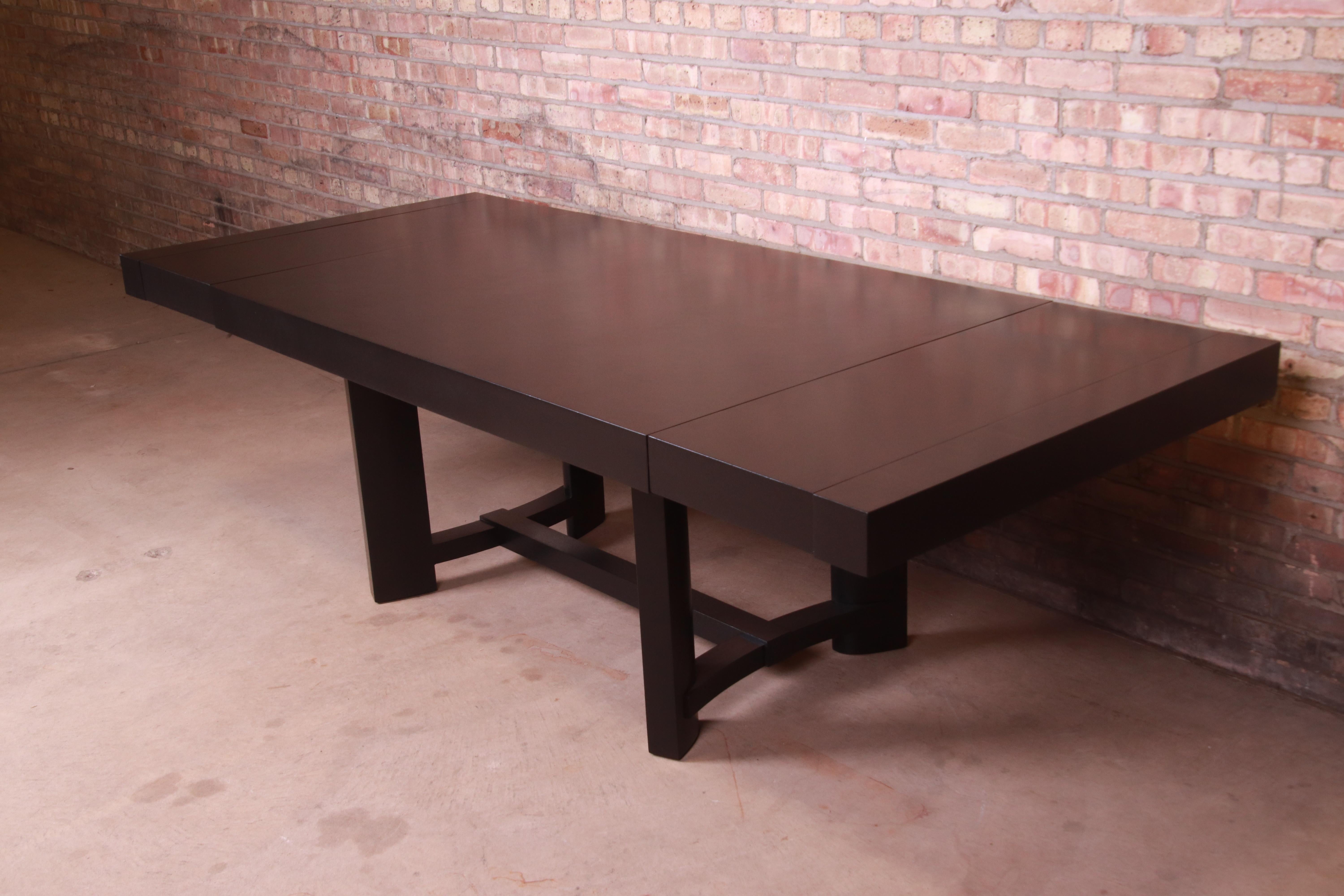 A gorgeous Mid-Century Modern black lacquered extension dining table

By T.H. Robsjohn-Gibbings for Widdicomb

USA, 1950s

Measures: 66