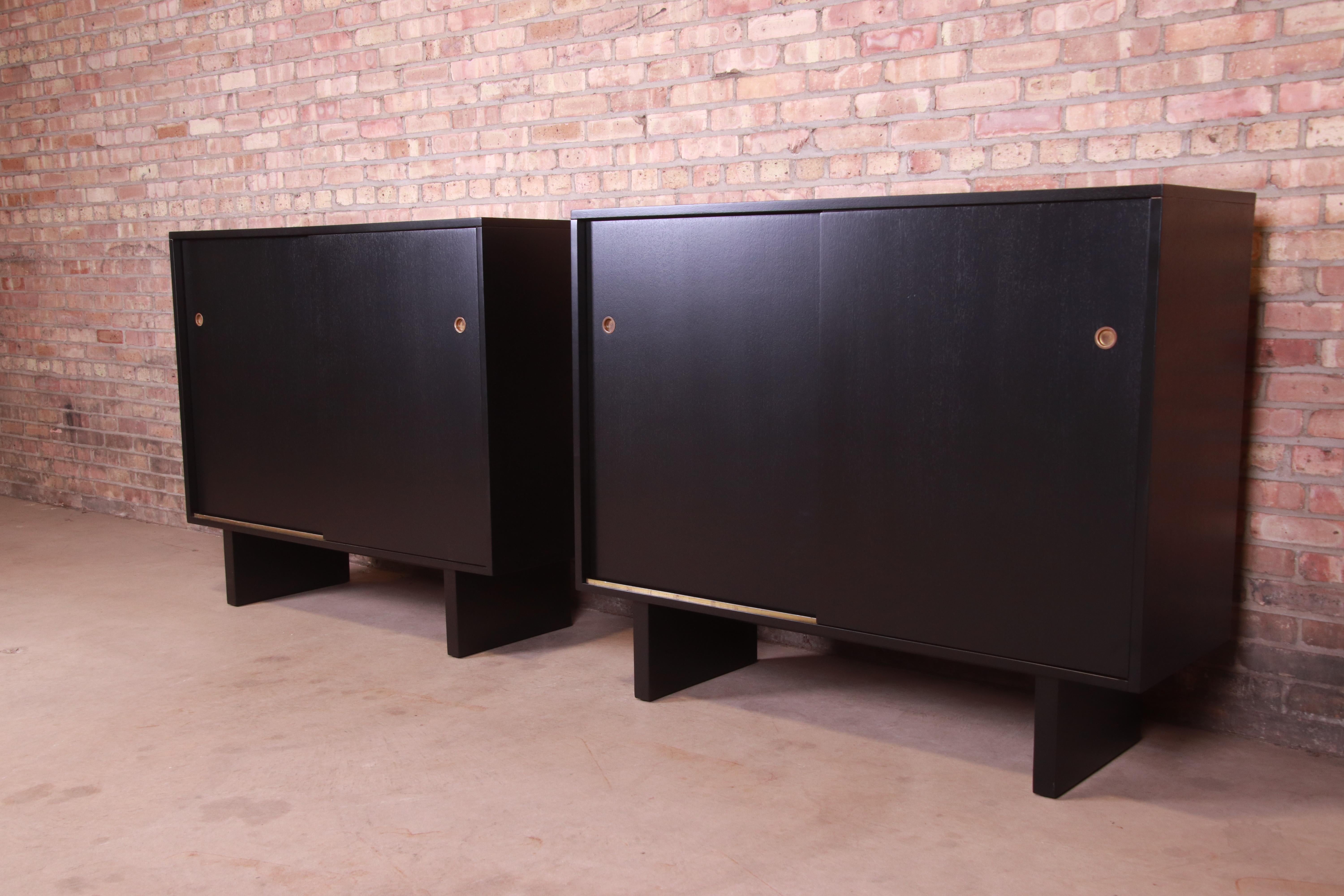 An exceptional pair of Mid-Century Modern sliding door gentleman's chests

By T.H. Robsjohn-Gibbings for Widdicomb (Retailed by John Stuart, Inc.)

USA, 1950s

Black lacquered walnut, with original brass hardware.

Measures: 51.5