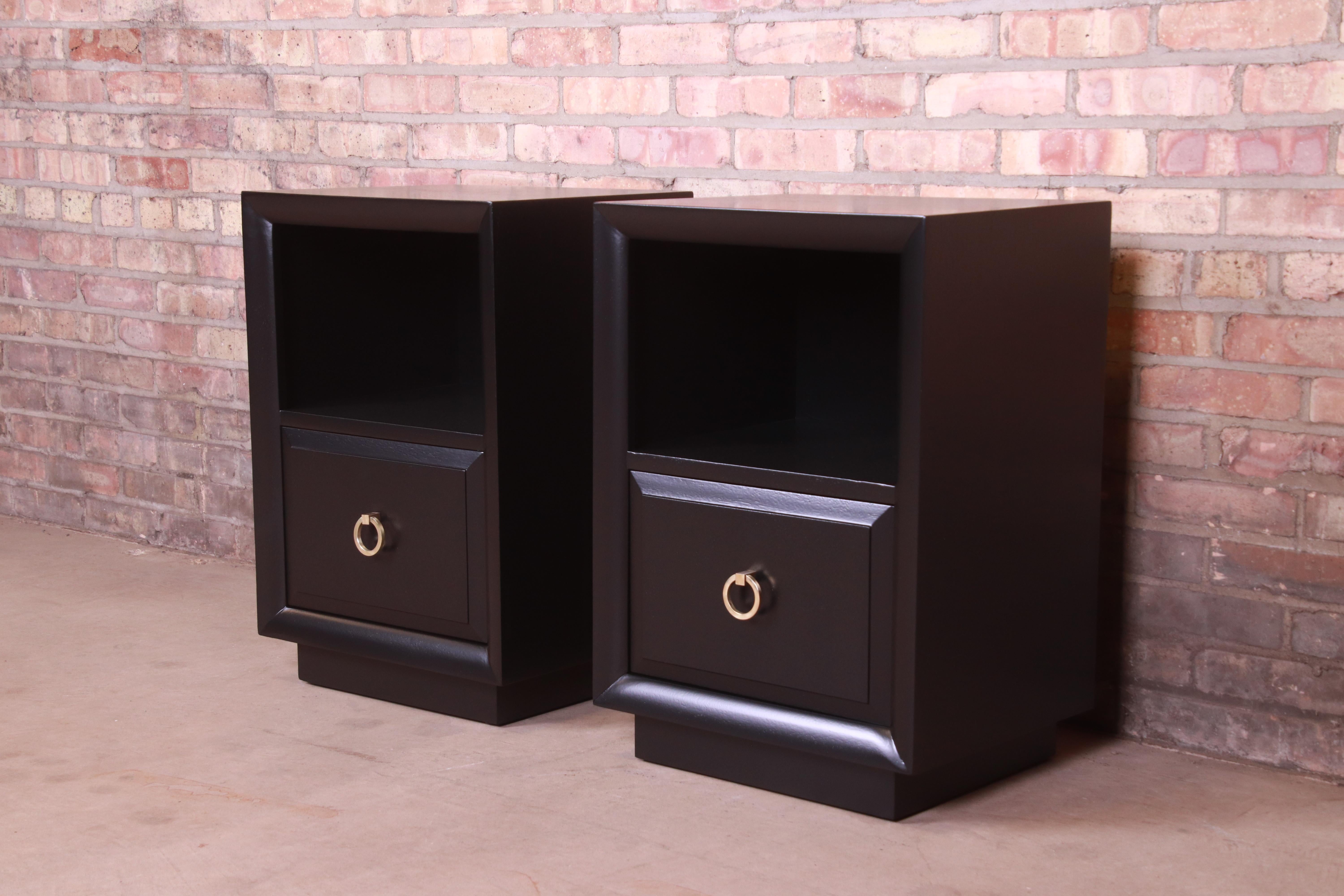 An exceptional pair of Mid-Century Modern Hollywood Regency nightstands

By T.H. Robsjohn-Gibbings for Widdicomb

USA, 1950s

Black lacquered walnut, with original brass hardware.

Measures: 18