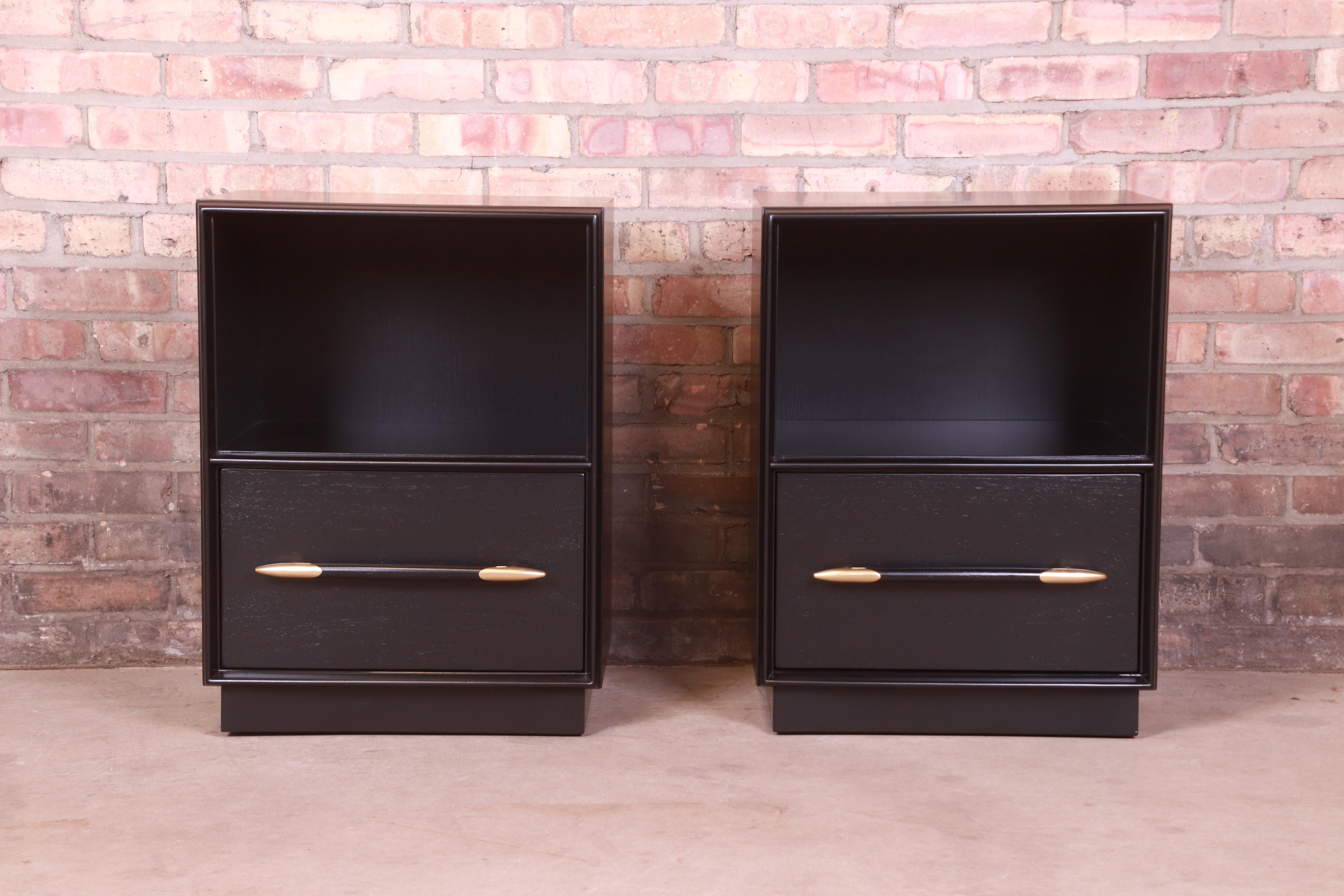 A gorgeous pair of Mid-Century Modern nightstands

By T.H. Robsjohn-Gibbings for Widdicomb

USA, 1950s

Black lacquered walnut, with unique brass and lacquered spear-shaped drawer pulls.

Measures: 19