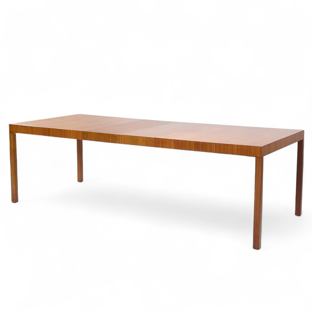 Mid-Century moderno Robsjohn Gibbings per Widdicomb Constellation Tavolo da pranzo in noce con 2 foglie in vendita