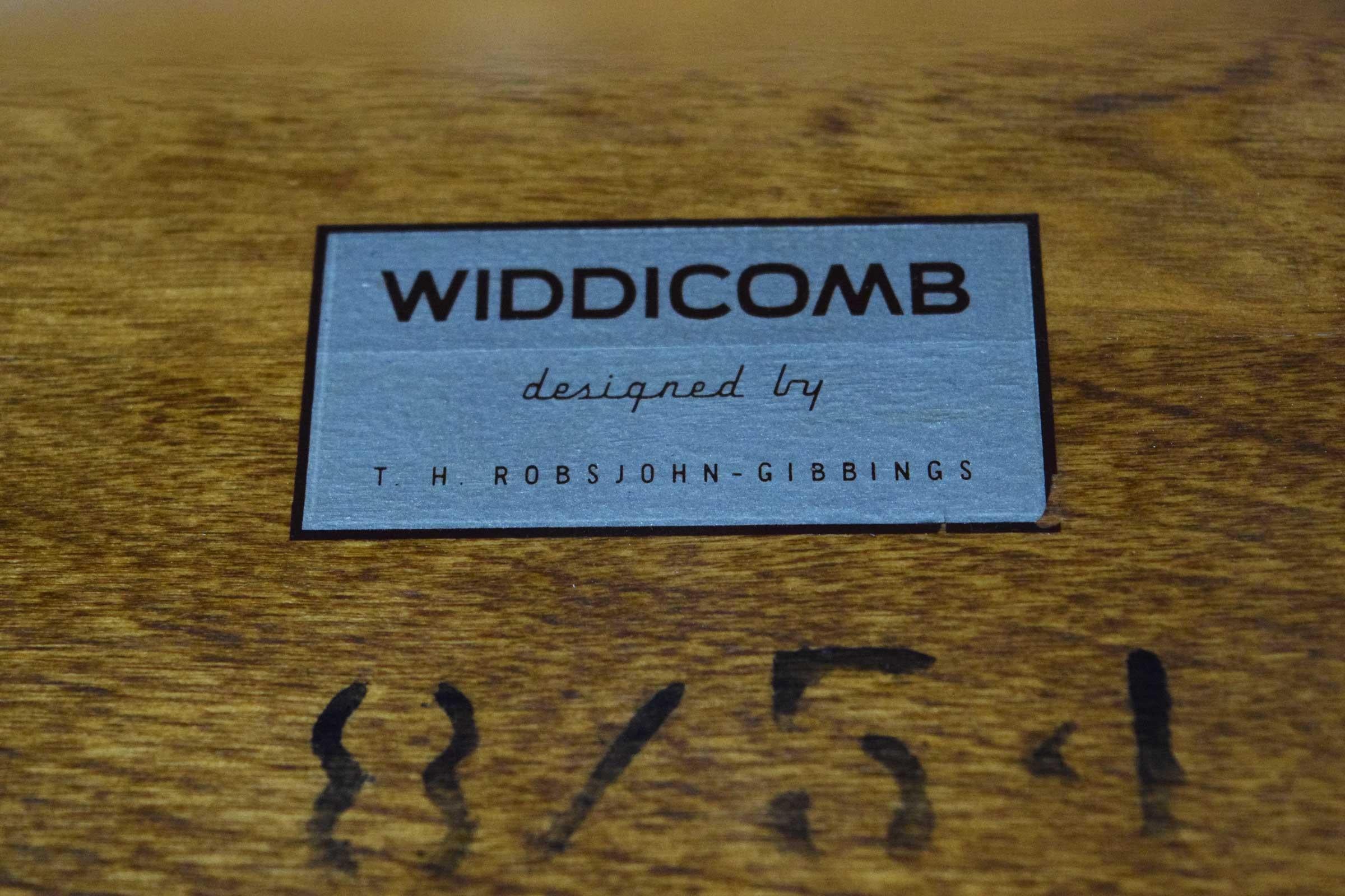 Beistelltisch oder Cocktailtisch mit Klismos-Beinen von Robsjohn-Gibbings für Widdicomb (Holz) im Angebot