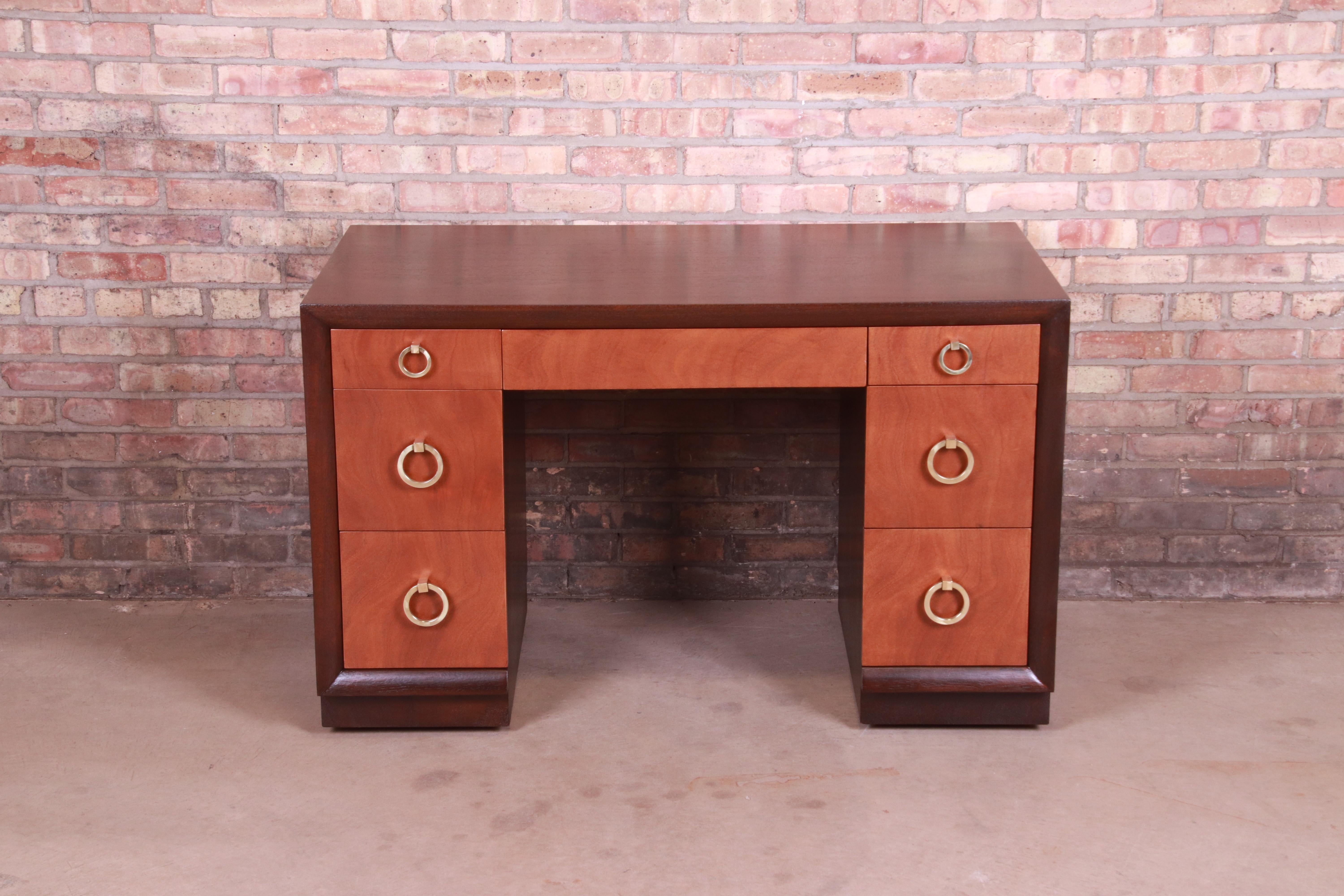 An exceptional Mid-Century Modern Hollywood Regency writing desk

By T.H. Robsjohn-Gibbings for Widdicomb

USA, 1950s

Mahogany, with original brass hardware.

Measures: 48