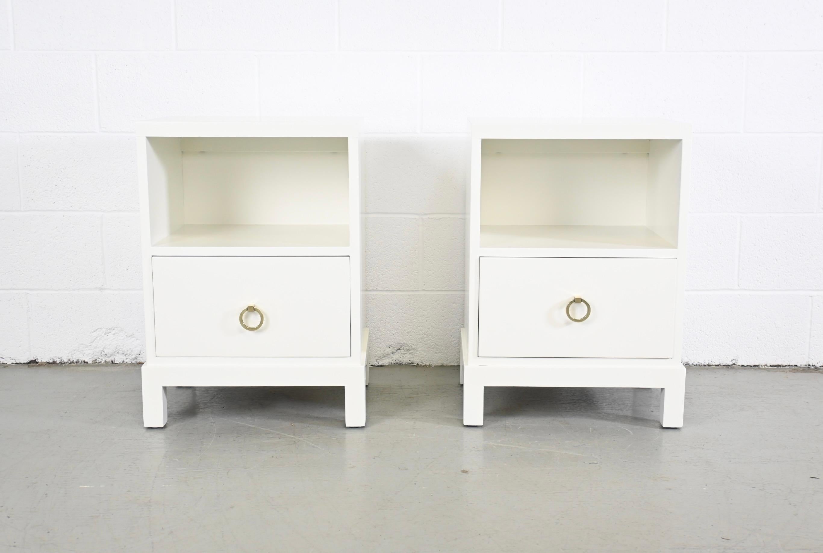 Robsjohn Gibbings for Widdicomb Mid-Century Modern white lacquered pair of nightstands

Widdicomb, USA, 1950s

Measures: 18 Wide x 14 Deep x 25.88 High. 

Pair of Mid-Century Modern Hollywood regency style white lacquered nightstands with