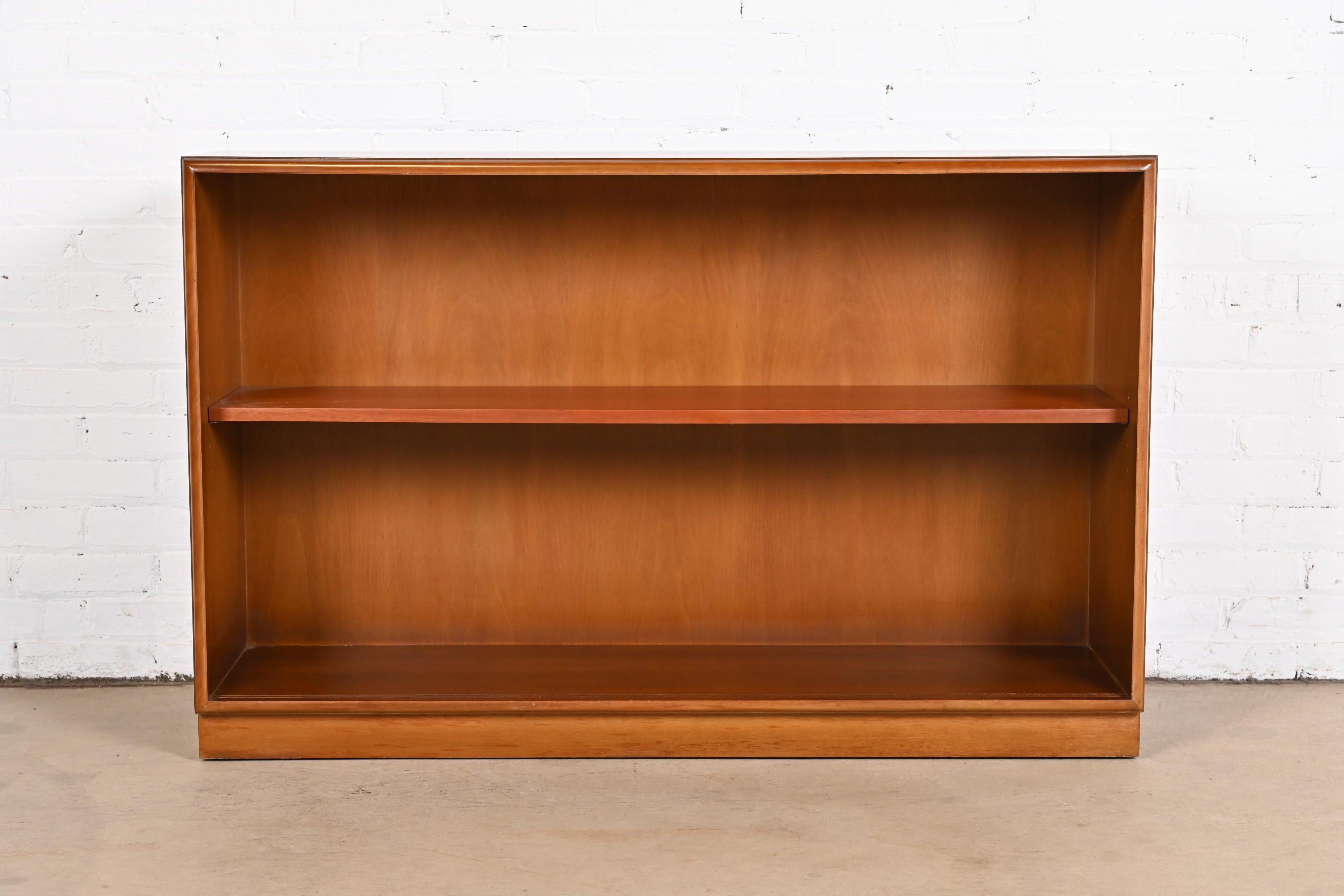A gorgeous Mid-Century Modern walnut bookcase

By T.H. Robsjohn-Gibbings for Widdicomb

USA, 1950

Measures: 48.75