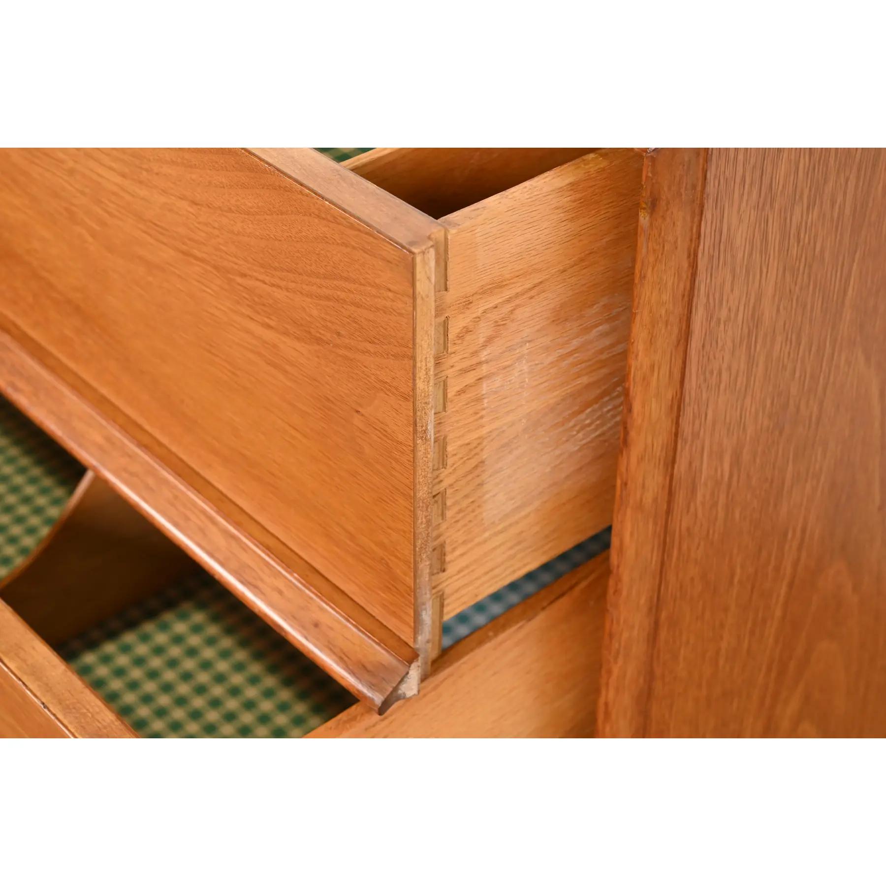 Un'eccezionale cassettiera o credenza a sei cassetti in noce della modernità del Mid-Century

Alla maniera di George Nakashima

Da T.H. Robsjohn-Gibbings per Widdicomb

USA, anni '50

Misure: 68
