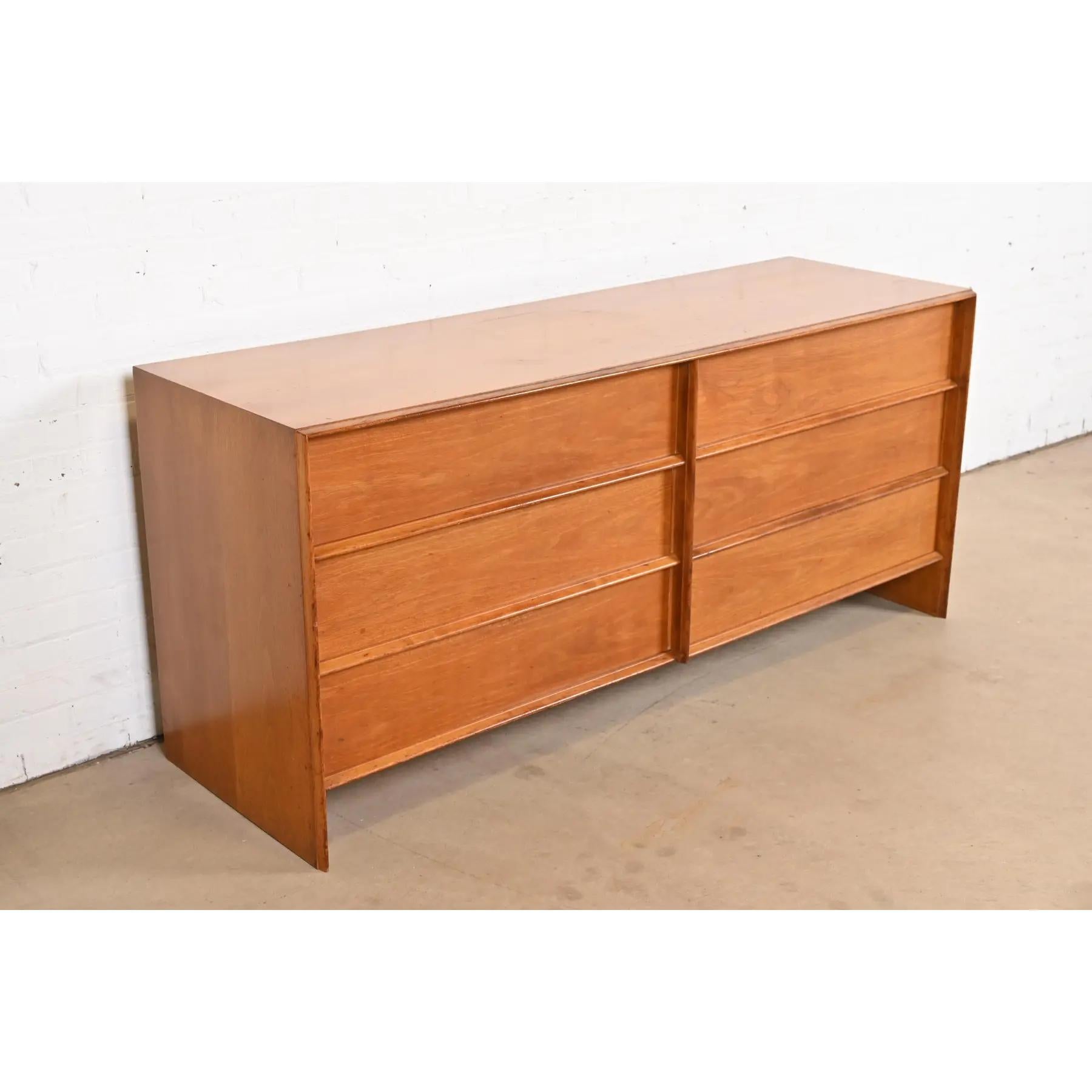 Mid-Century moderno Comò in noce Robsjohn-Gibbings per Widdicomb, metà del secolo scorso, anni '50 in vendita