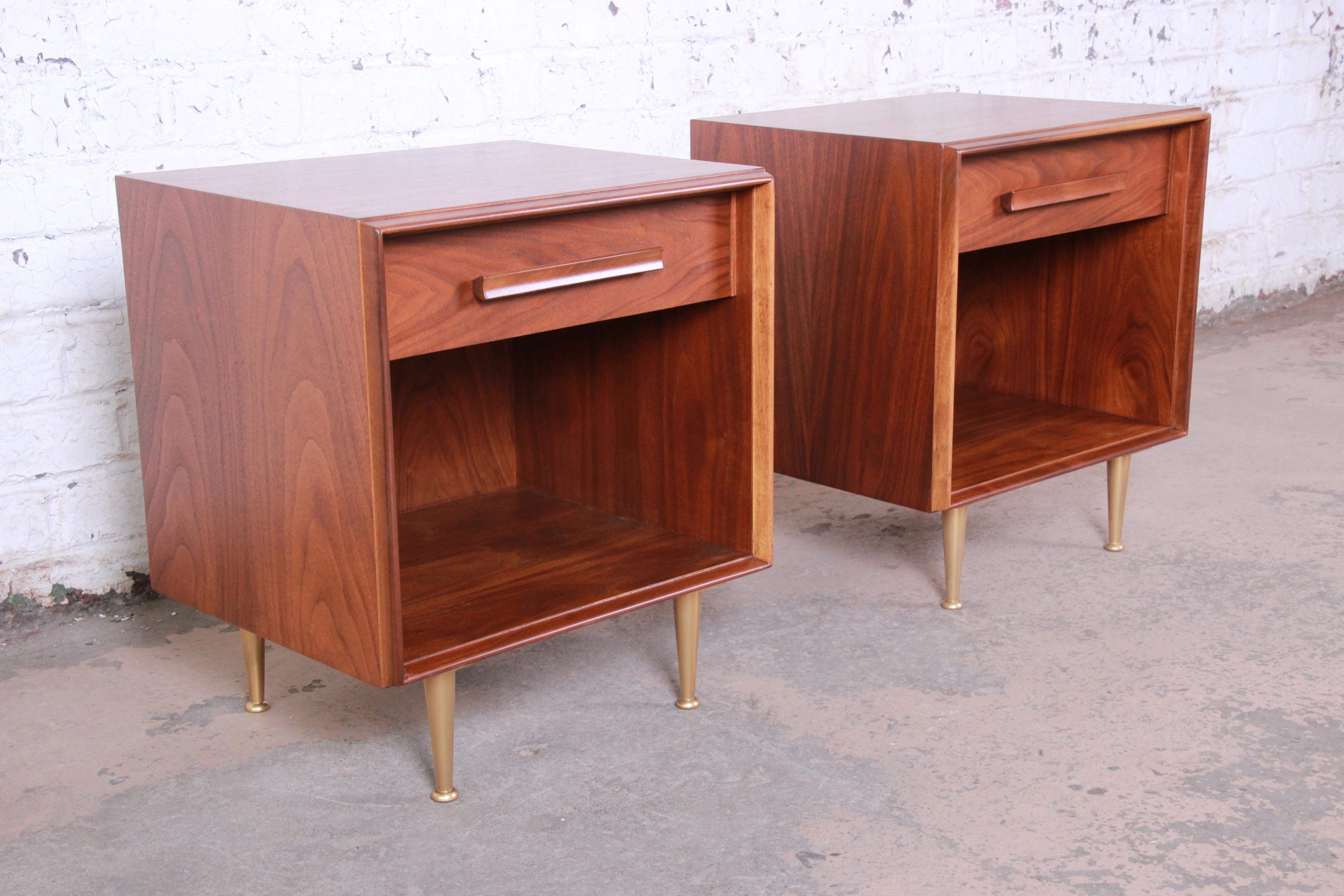 Robsjohn-Gibbings for Widdicomb Mid-Century Modern Walnut Nightstands, Pair In Good Condition In South Bend, IN