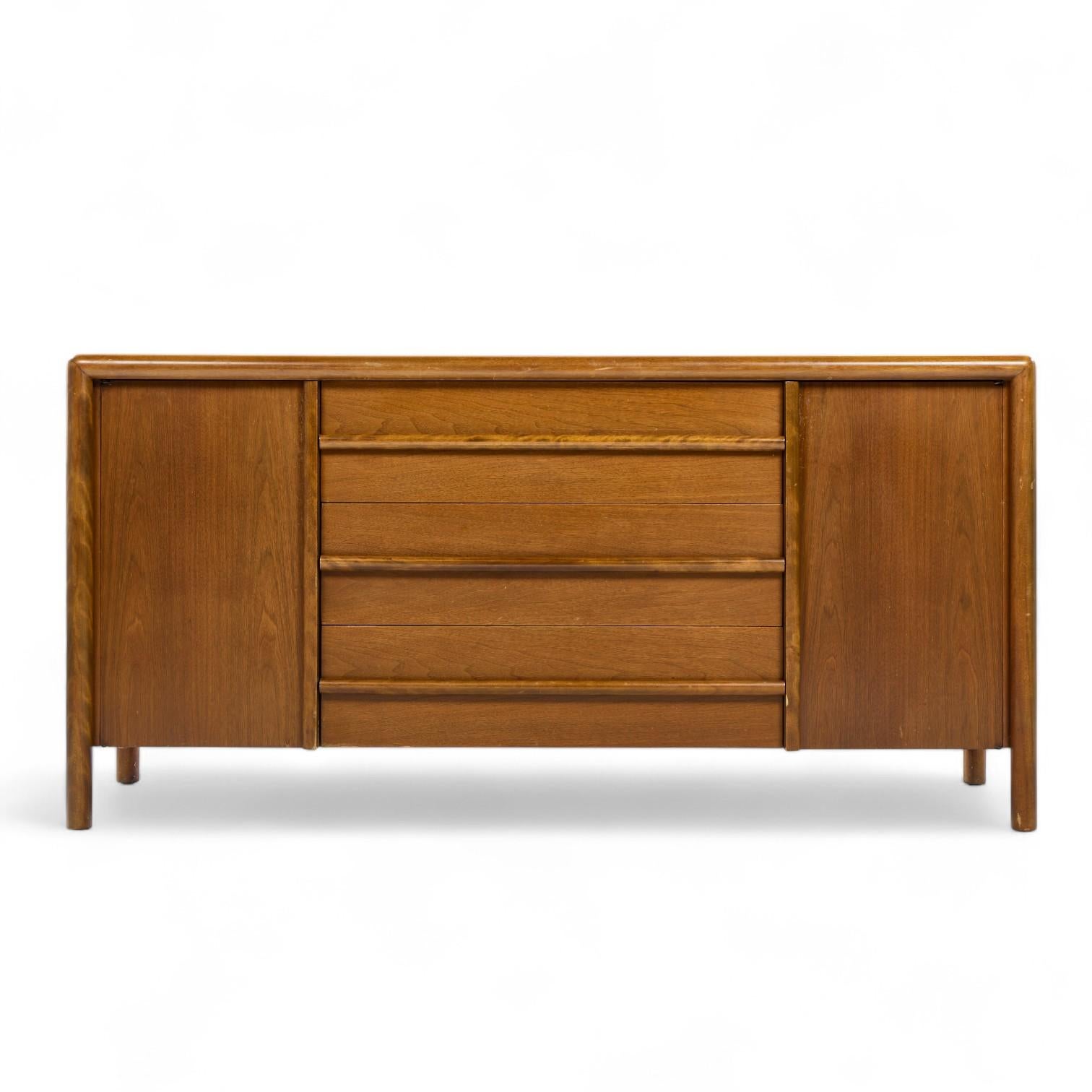 Credenza in noce di Robsjohn Gibbings per Widdicomb, metà del secolo scorso

Questa credenza misura: 67,5 larghezza x 21,5 profondità x 33,25 pollici di altezza

Buone condizioni d'epoca - La credenza presenta perdite di macchie e aree di usura