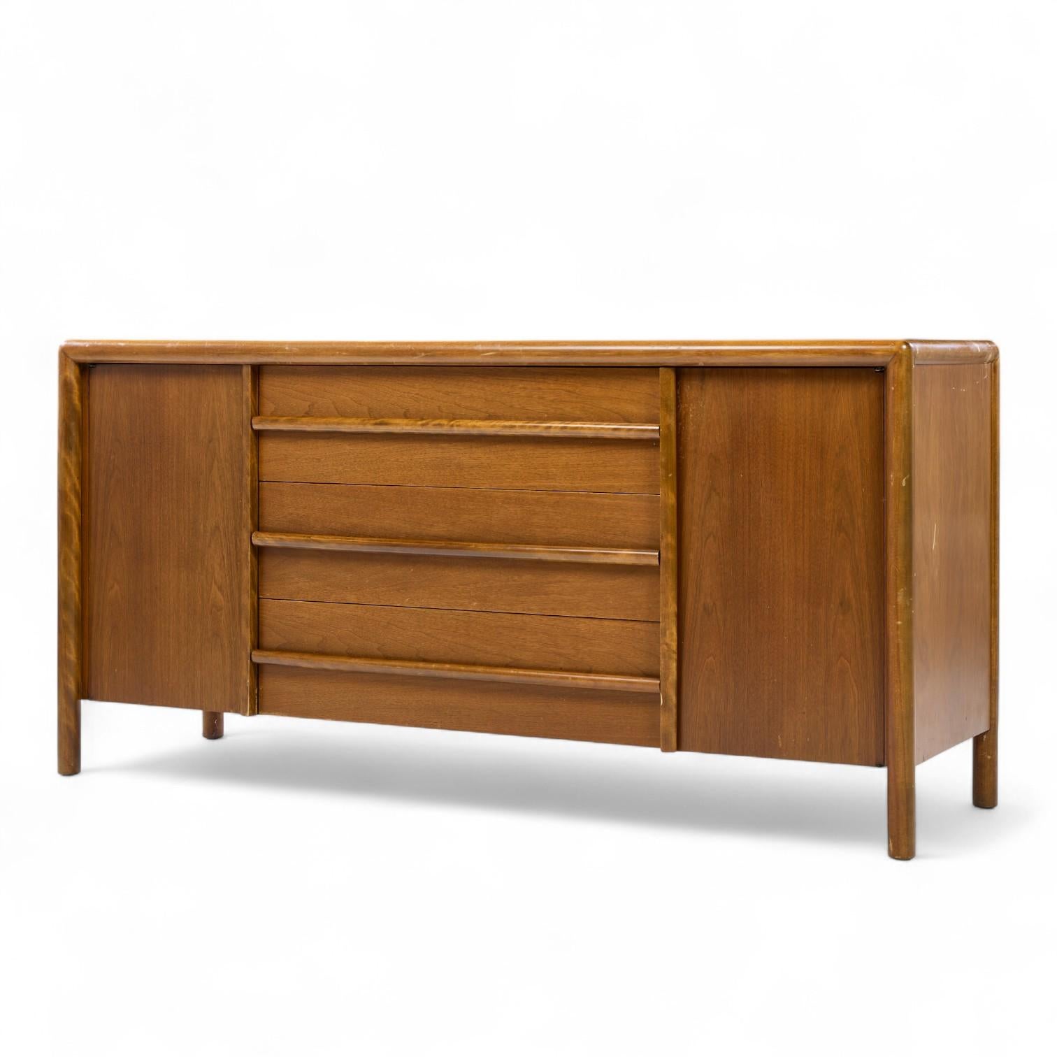 Mid-Century moderno Credenza in noce di Robsjohn Gibbings per Widdicomb, metà del secolo scorso in vendita