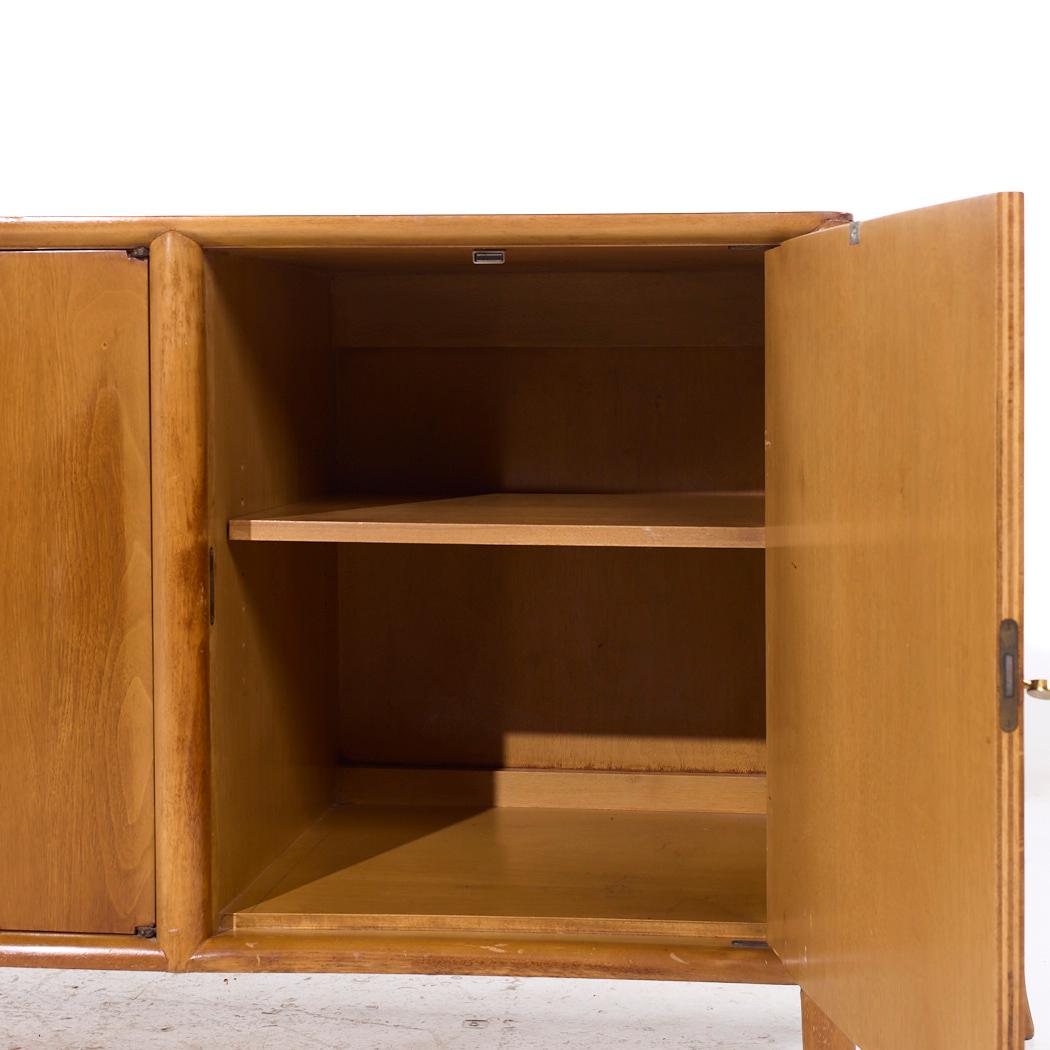 Credenza in noce di Robsjohn Gibbings per Widdicomb, metà del secolo scorso in vendita 1