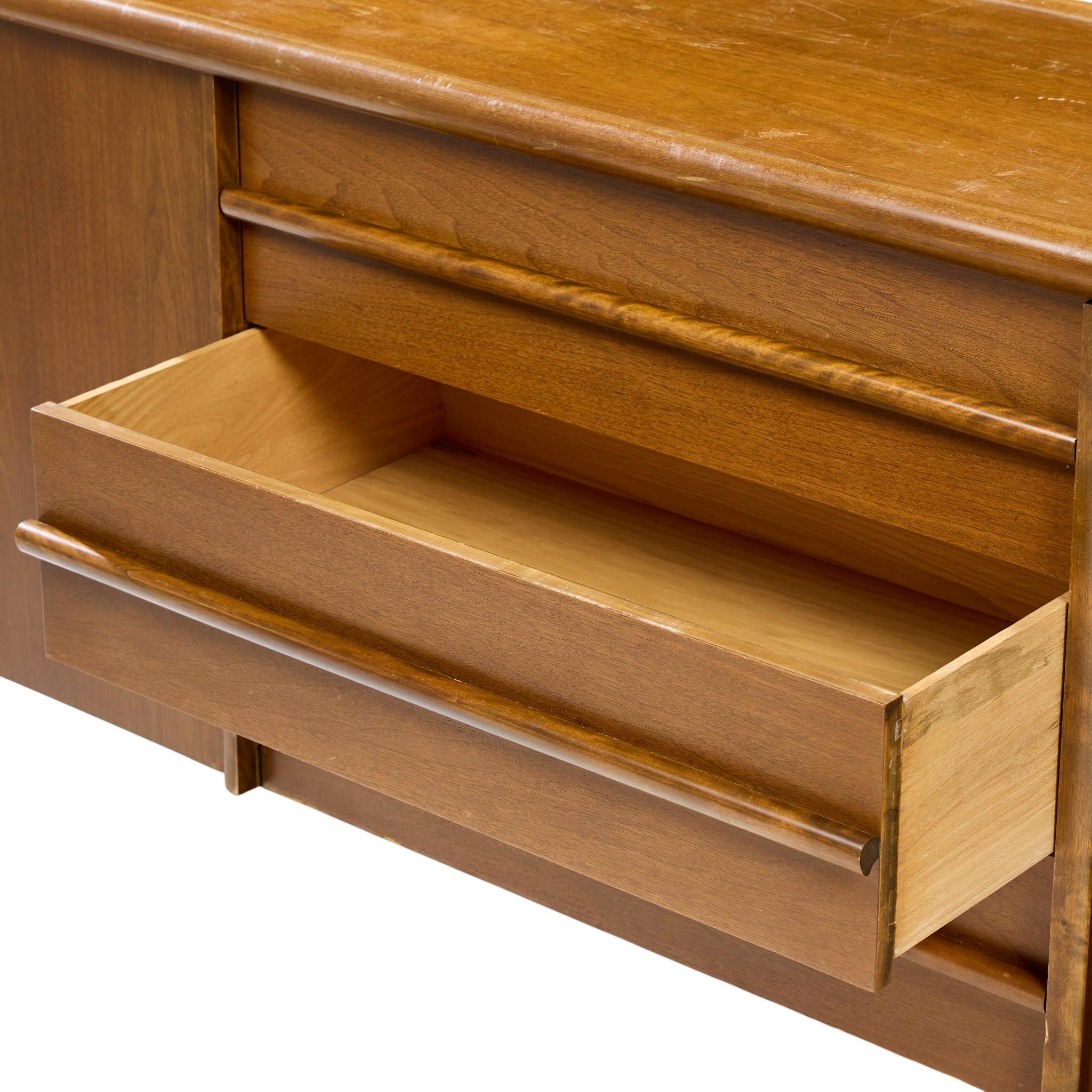 Credenza in noce di Robsjohn Gibbings per Widdicomb, metà del secolo scorso in vendita 1