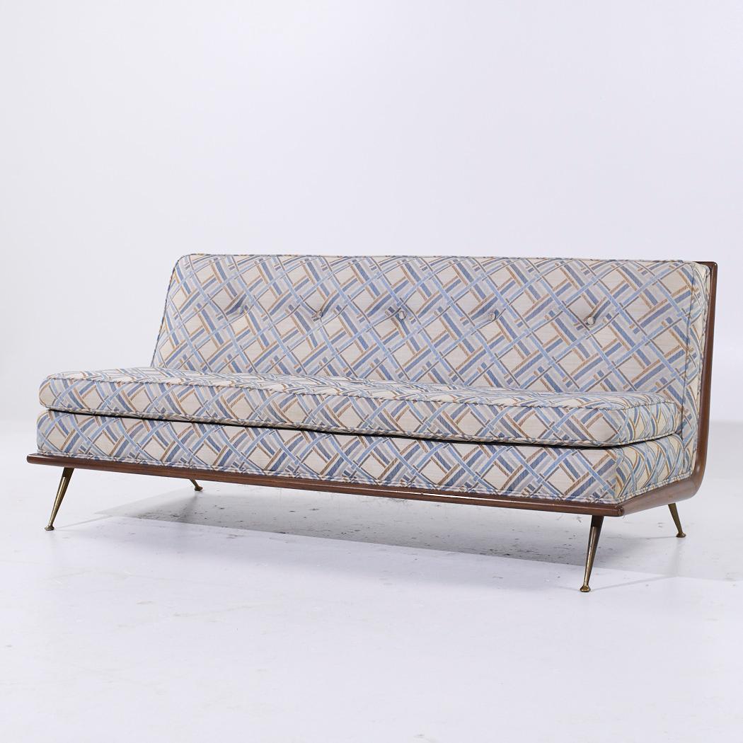 Mid-Century Modern Robsjohn Gibbings for Widdicomb Model 1727 MCM Canapé en noyer et laiton en vente