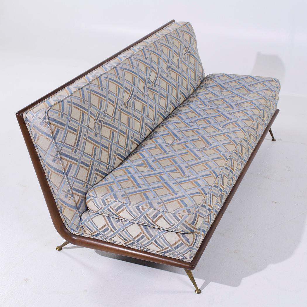 Tissu d'ameublement Robsjohn Gibbings for Widdicomb Model 1727 MCM Canapé en noyer et laiton en vente