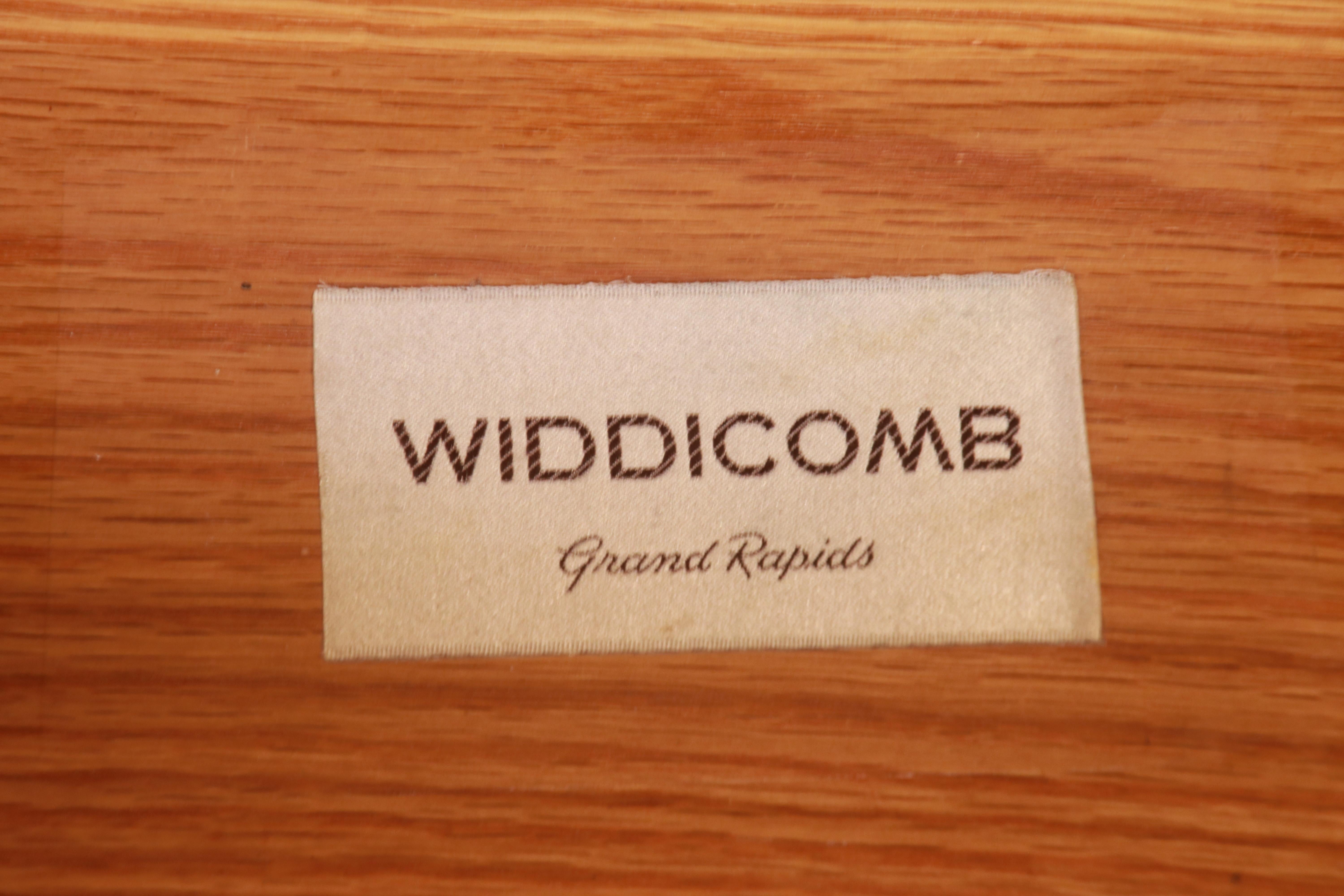Robsjohn-Gibbings for Widdicomb Commode en noyer avec pieds en laiton, nouvellement repeinte en vente 10