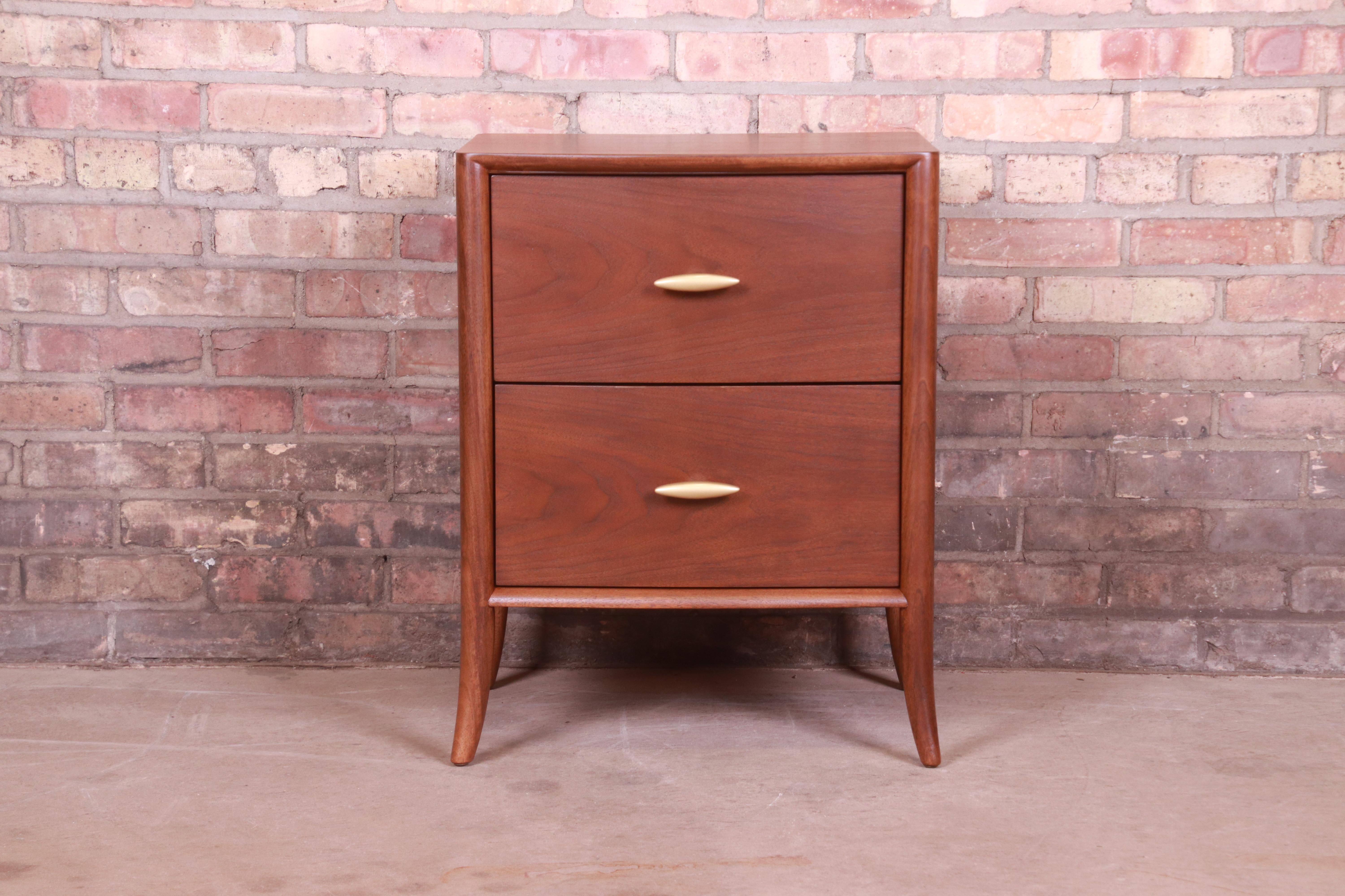 An exceptional Mid-Century Modern saber leg nightstand or end table

By T.H. Robsjohn-Gibbings for Widdicomb

USA, 1950s

Sculpted walnut, with porcelain drawer pulls in gold-colored finish.

Measures: 19.5
