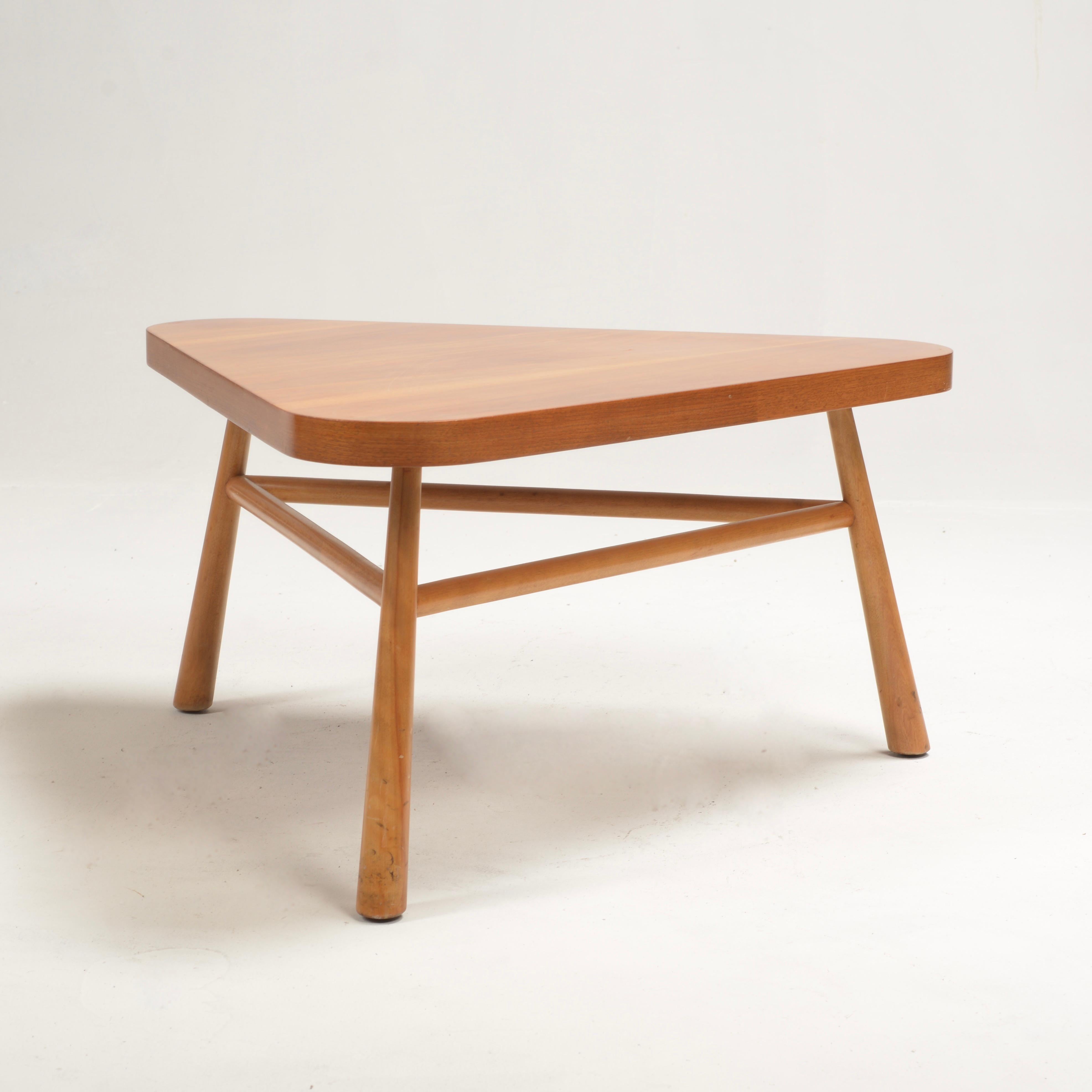 Robsjohn-Gibbings für Widdicomb Dreieckiger Couchtisch aus Nussbaumholz im Angebot 3