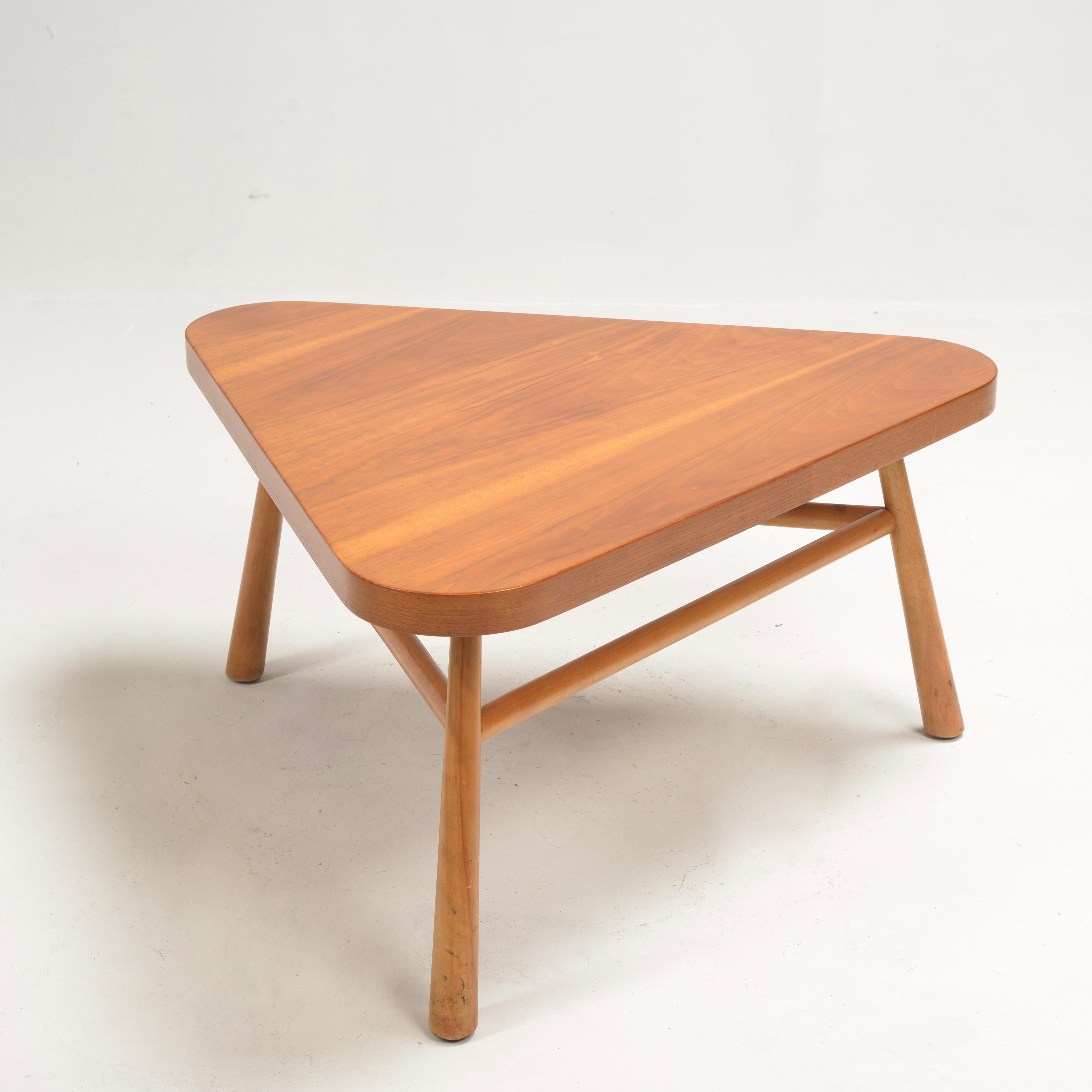 Robsjohn-Gibbings für Widdicomb Dreieckiger Couchtisch aus Nussbaumholz im Angebot 4