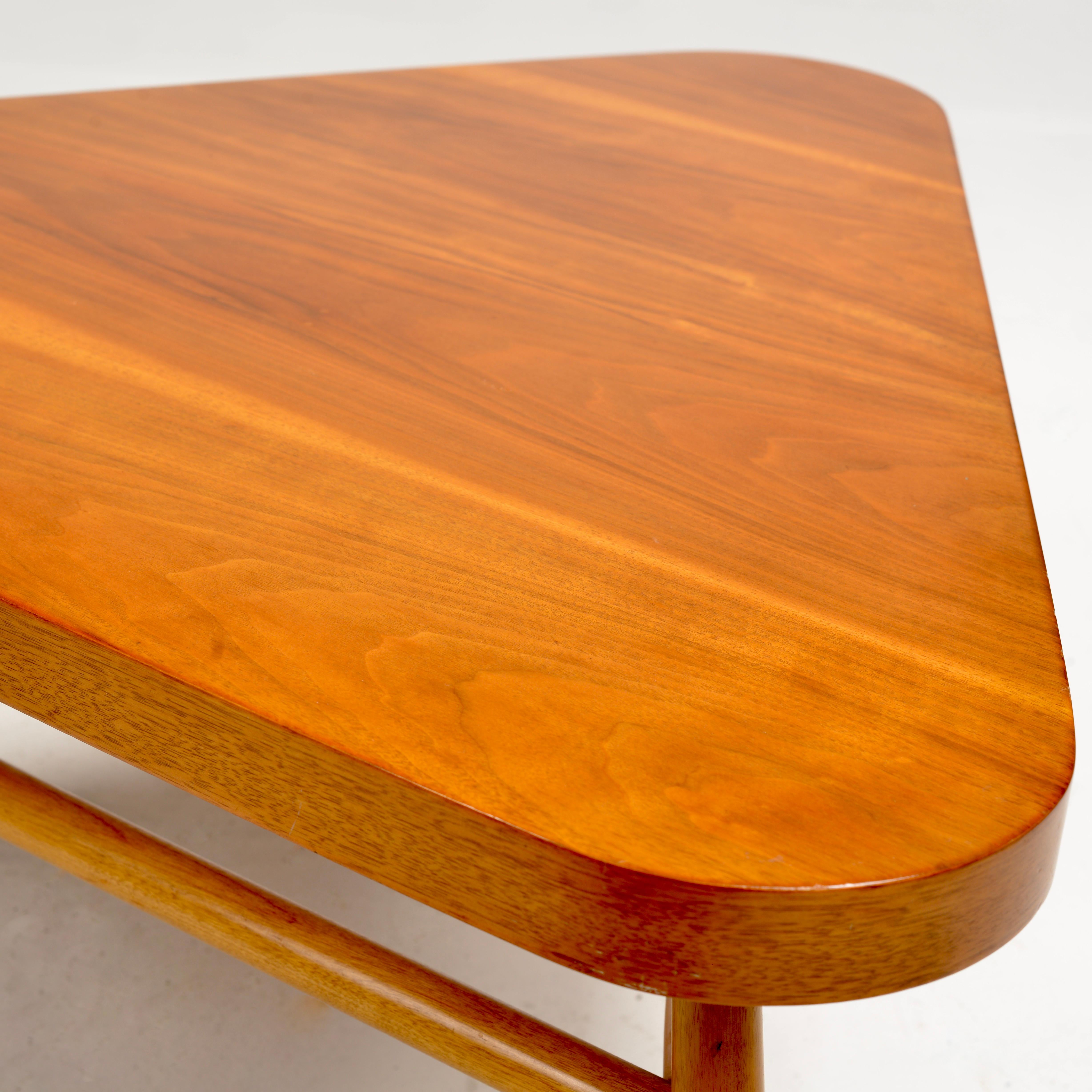 Robsjohn-Gibbings für Widdicomb Dreieckiger Couchtisch aus Nussbaumholz (Moderne der Mitte des Jahrhunderts) im Angebot