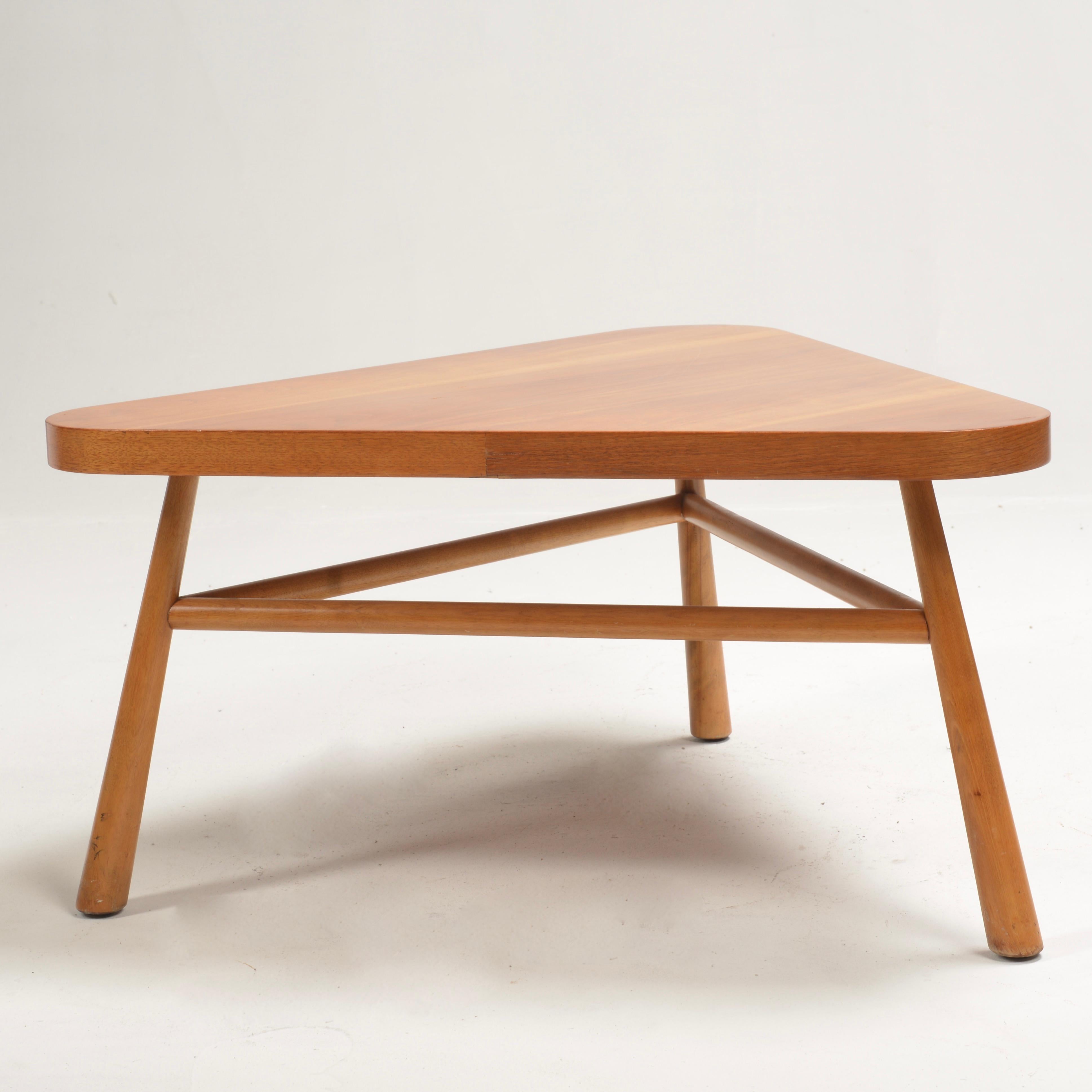 Robsjohn-Gibbings für Widdicomb Dreieckiger Couchtisch aus Nussbaumholz im Zustand „Gut“ im Angebot in Los Angeles, CA