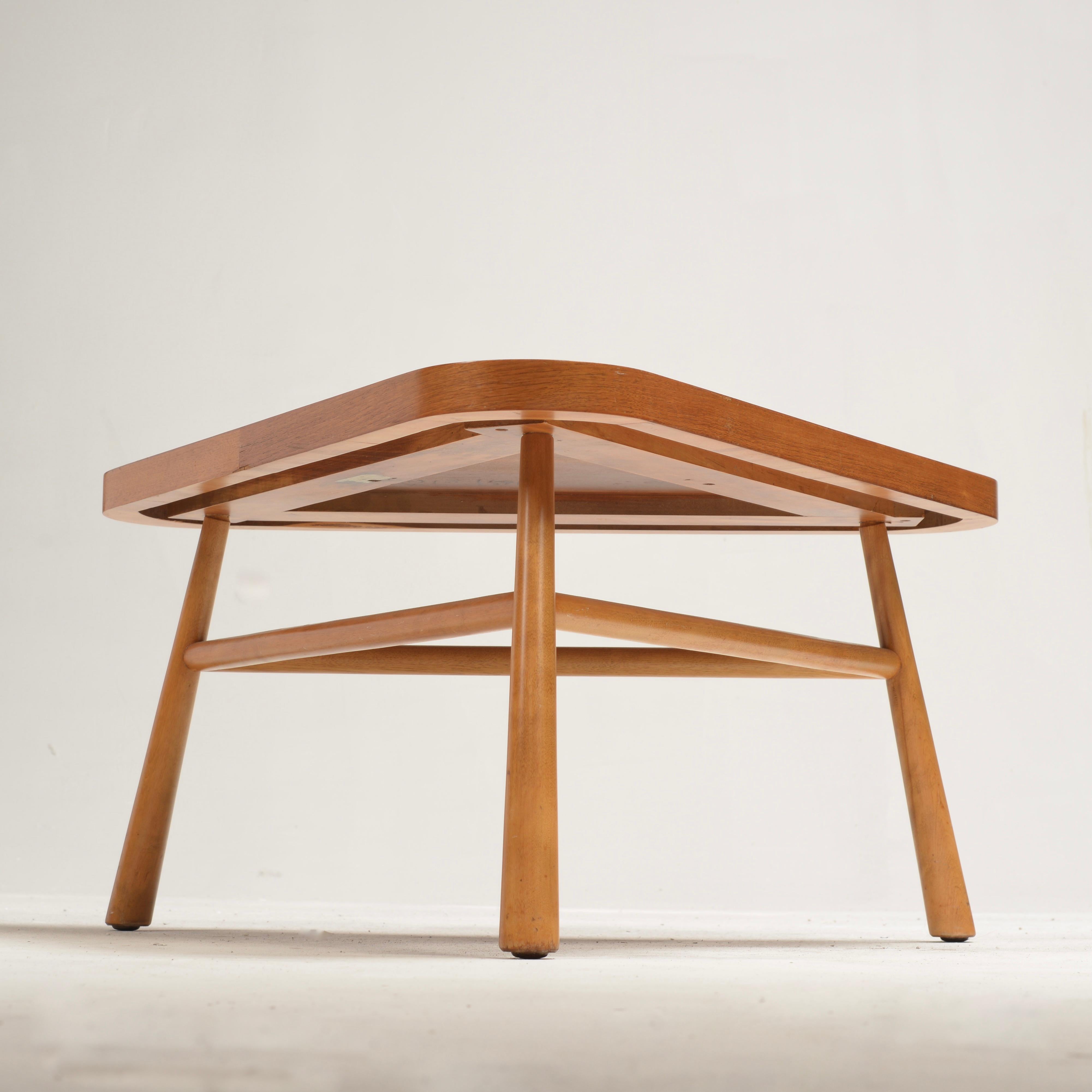 Robsjohn-Gibbings für Widdicomb Dreieckiger Couchtisch aus Nussbaumholz (Walnuss) im Angebot