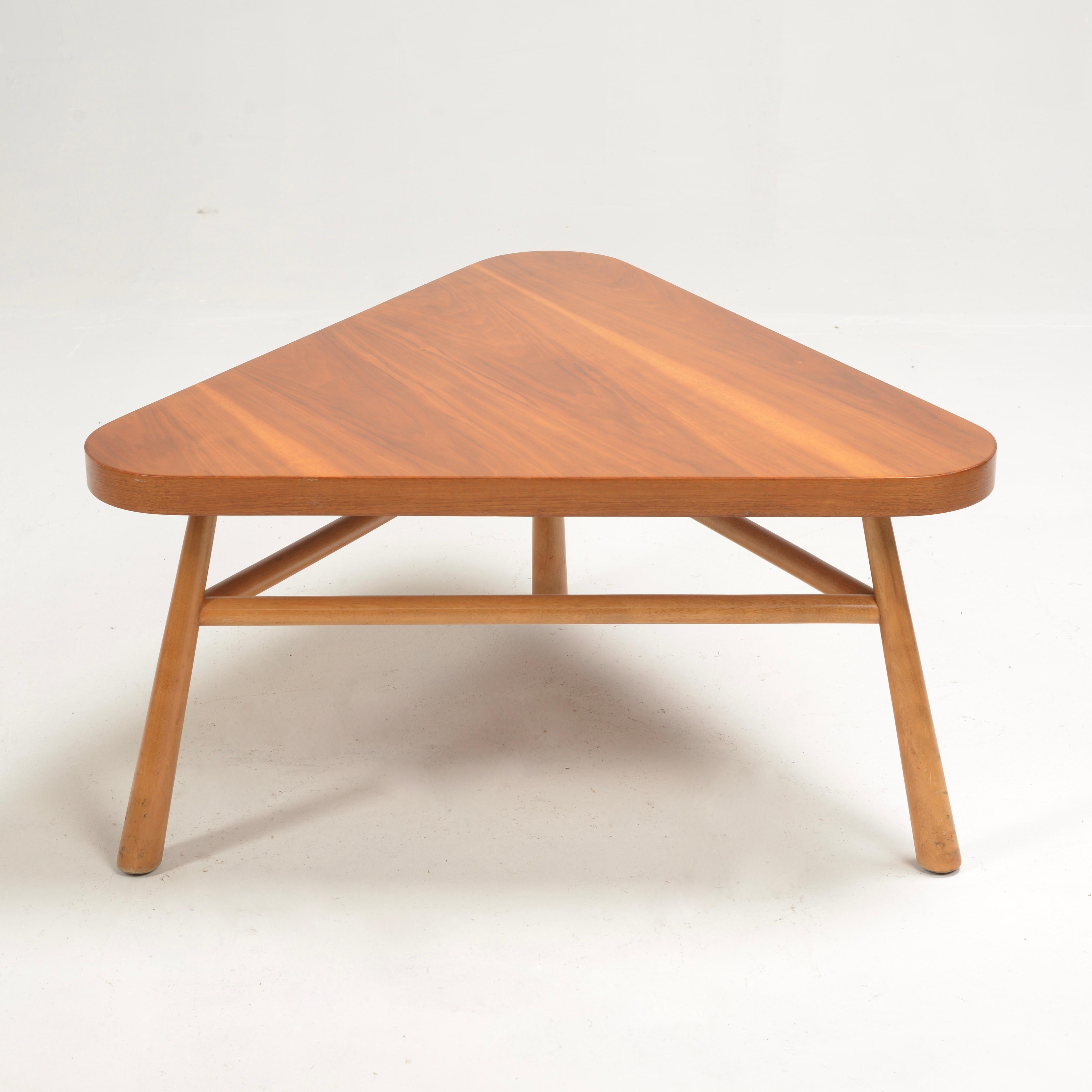 Robsjohn-Gibbings für Widdicomb Dreieckiger Couchtisch aus Nussbaumholz im Angebot 2