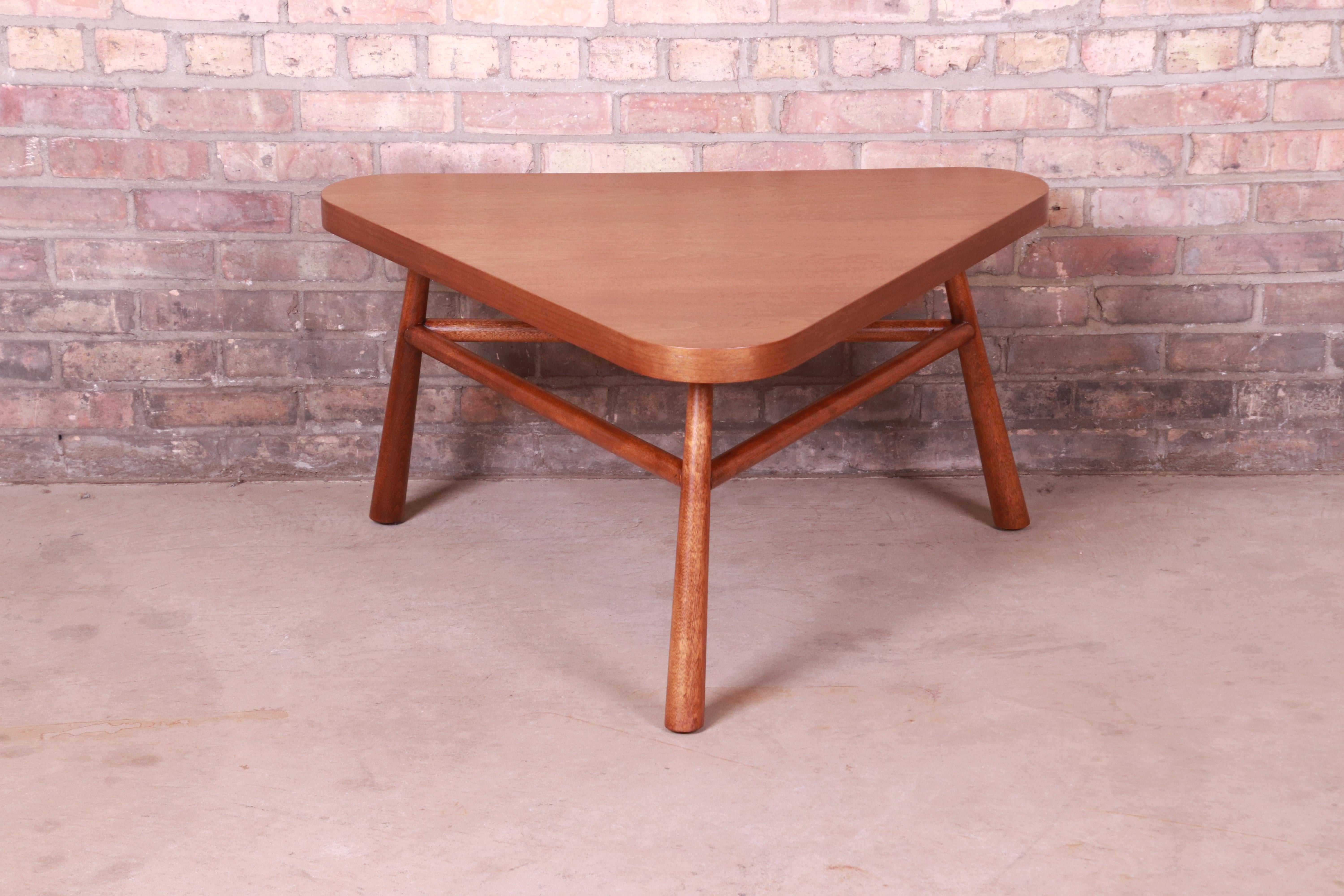 A gorgeous mid-century modern sculpted walnut triangular coffee table or occasional side table

By T.H. Robsjohn-Gibbings for Widdicomb

USA, 1950s

Measures: 36