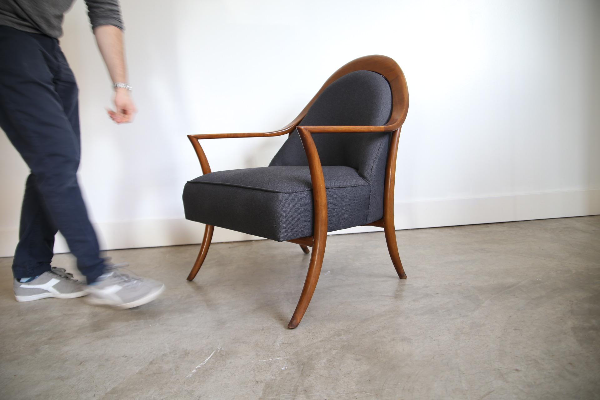 Designer: Robsjohn-Gibbings
Herstellung: Widdicomb
Zeitraum/Stil: Moderne Mitte des Jahrhunderts
Land: USA
Datum: 1950er Jahre

Kürzlich neu gepolstert.