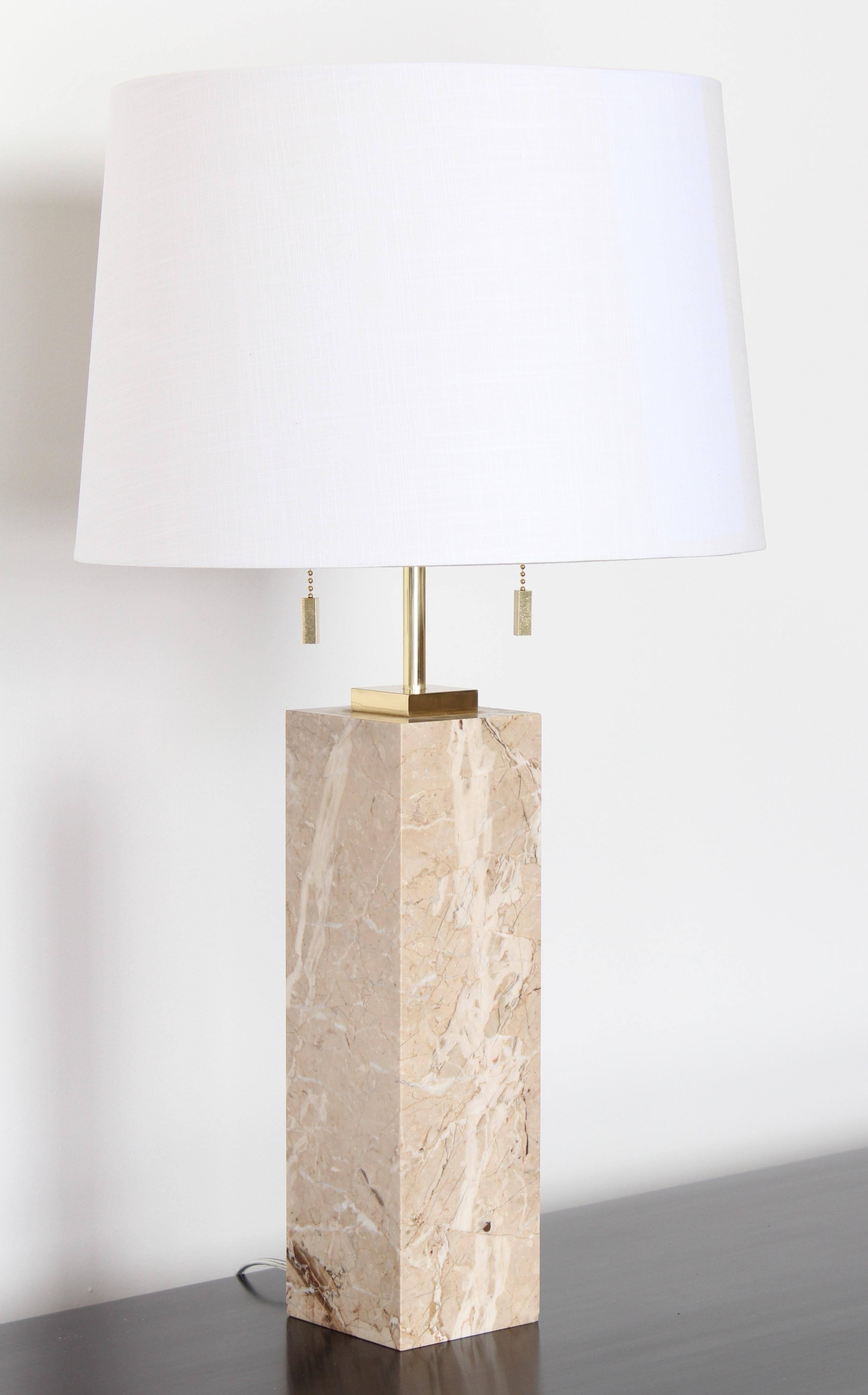 A Robsjohn-Gibbings marble lamp with tan, white and brown tones by Hansen Lighting, 1950s. Recently rewired and new polished hardware. Shade not included.

Dimensions: 27