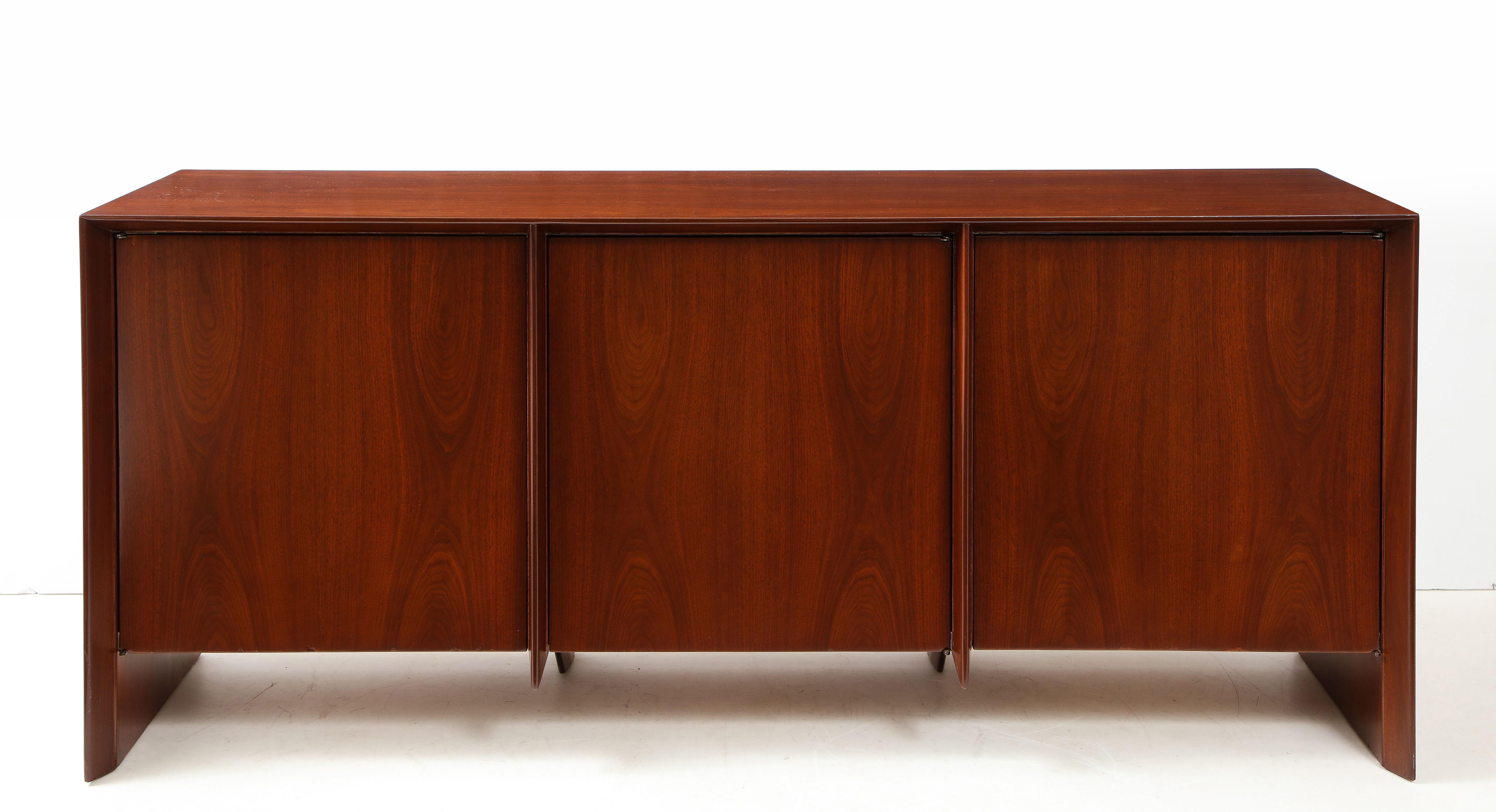 Stunning 1960s Robsjohn-Gibbings for Widdicomb walnut credenza. Newly refinished with 6 drawers and two adjustable shelves.