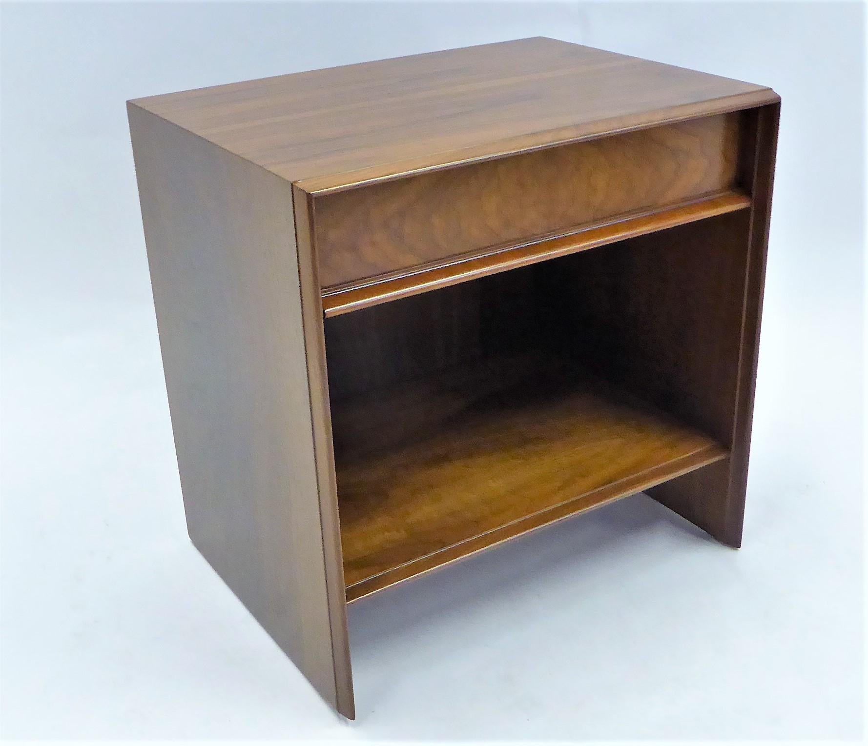 Beautifully figured black walnut highlights this Robsjohn-Gibbings bedside table or nightstand for Widdicomb. With an upper single drawer and open cubbyhole shelf below, perfect for a few favourite books. In very nice original condition, recently