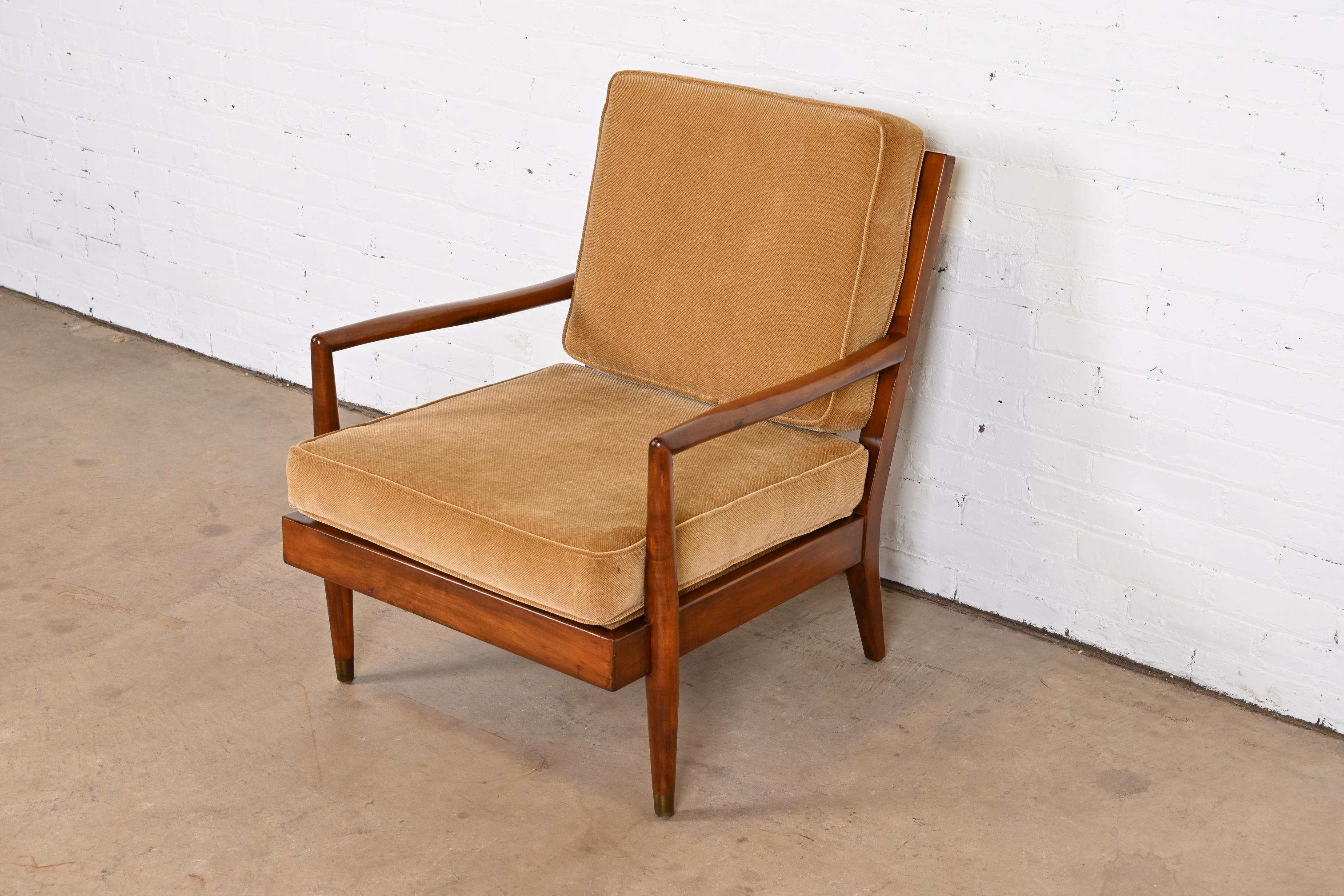 A gorgeous mid-century modern lounge chair

In the manner of T.H. Robsjohn-Gibbings or Paul McCobb

USA, Circa 1950s

Sculpted walnut frame, with upholstered seat and back cushions.

Measures: 26.5