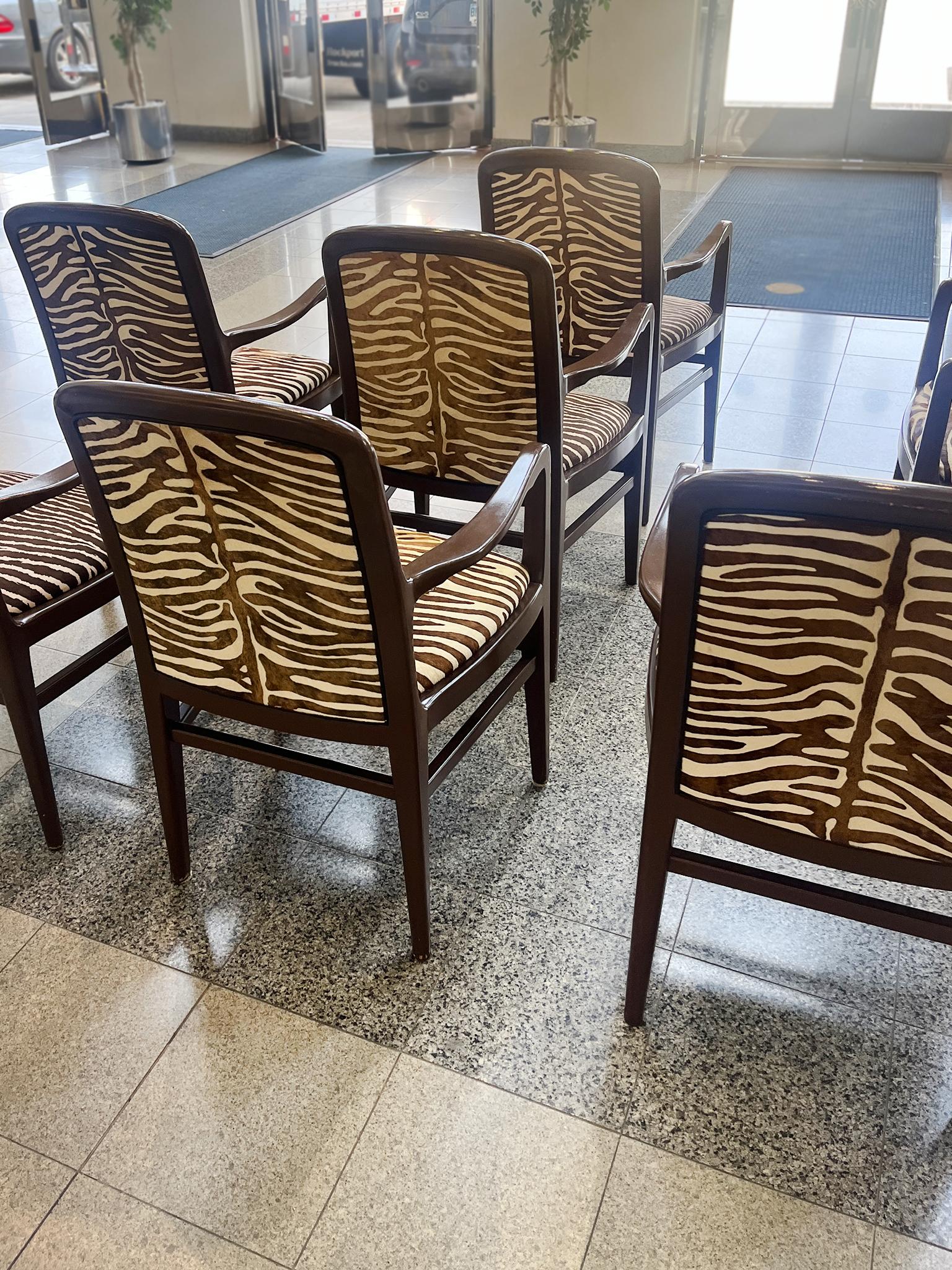 Chaises de salle à manger à imprimé zébré de style Robsjohn-Gibbings - Un ensemble de 7 en vente 4