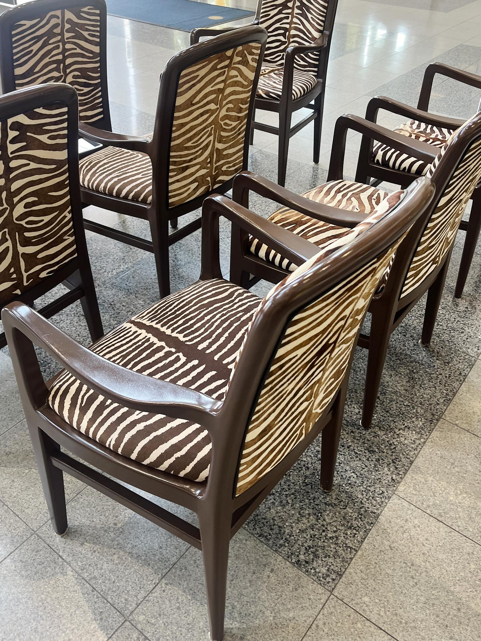 Chaises de salle à manger à imprimé zébré de style Robsjohn-Gibbings - Un ensemble de 7 en vente 6