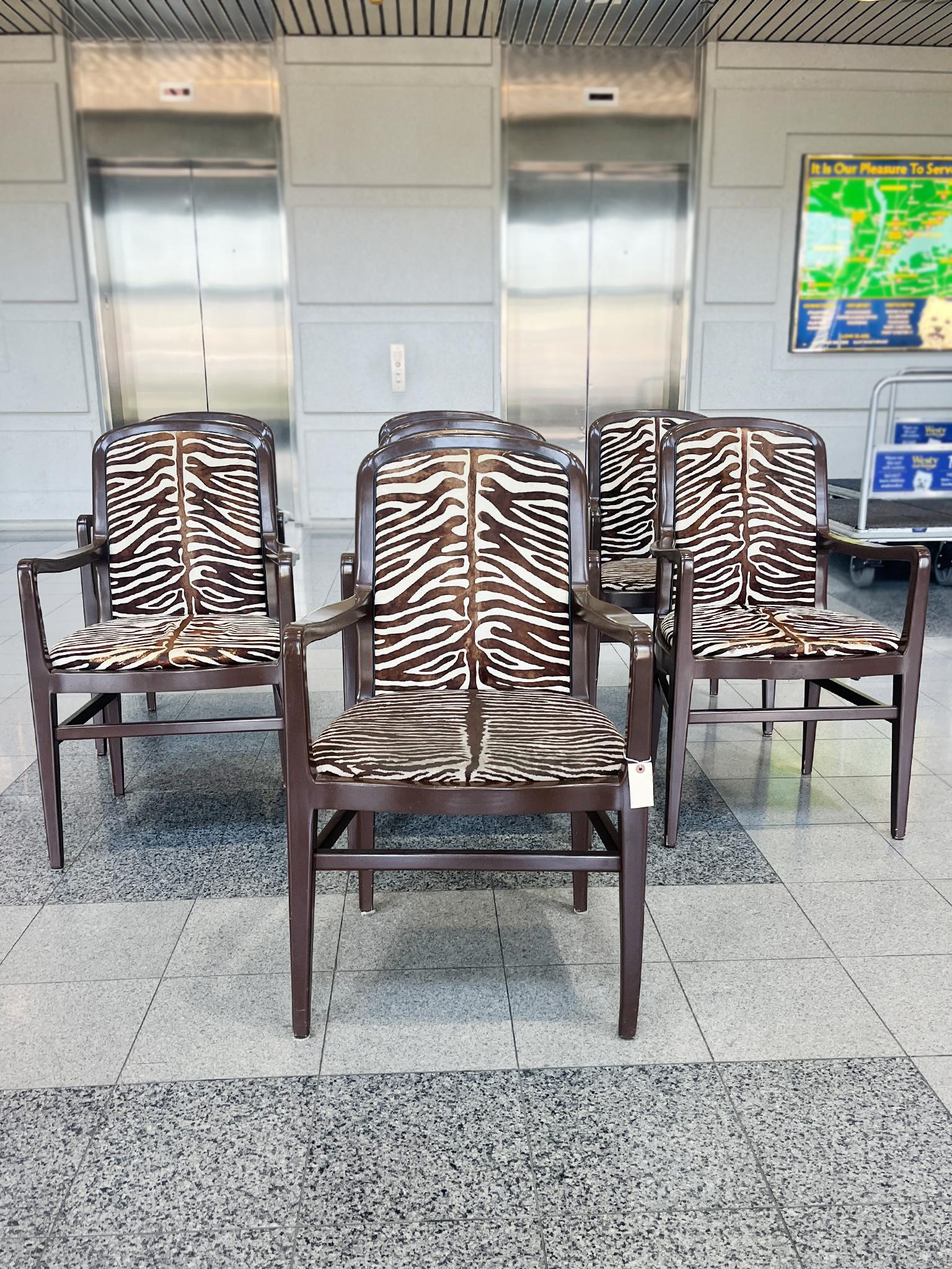 Fabriqué au 20e siècle, cet ensemble se compose de sept chaises. Le design des chaises rappelle les lignes épurées et élégantes du mobilier moderne de Robsjohn-Gibbings, imprégné de classicisme. Chaque chaise a un cadre peint en brun. Bien que